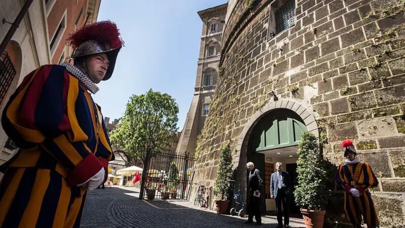 El Instituto para las Obras de Religión (IOR) realiza funciones similares a las de un banco, por lo que comúnmente se le conoce como el