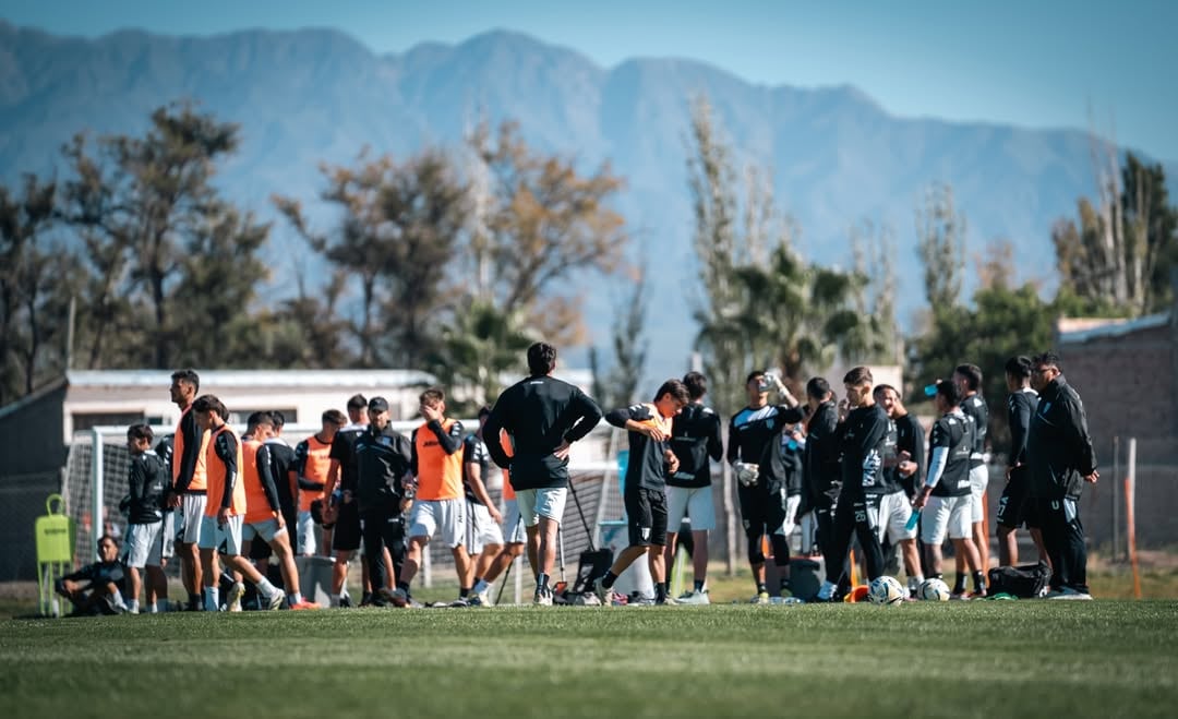 Los jugadores de Gimnasia de Mendoza, durante un entrenamiento con Darío Franco