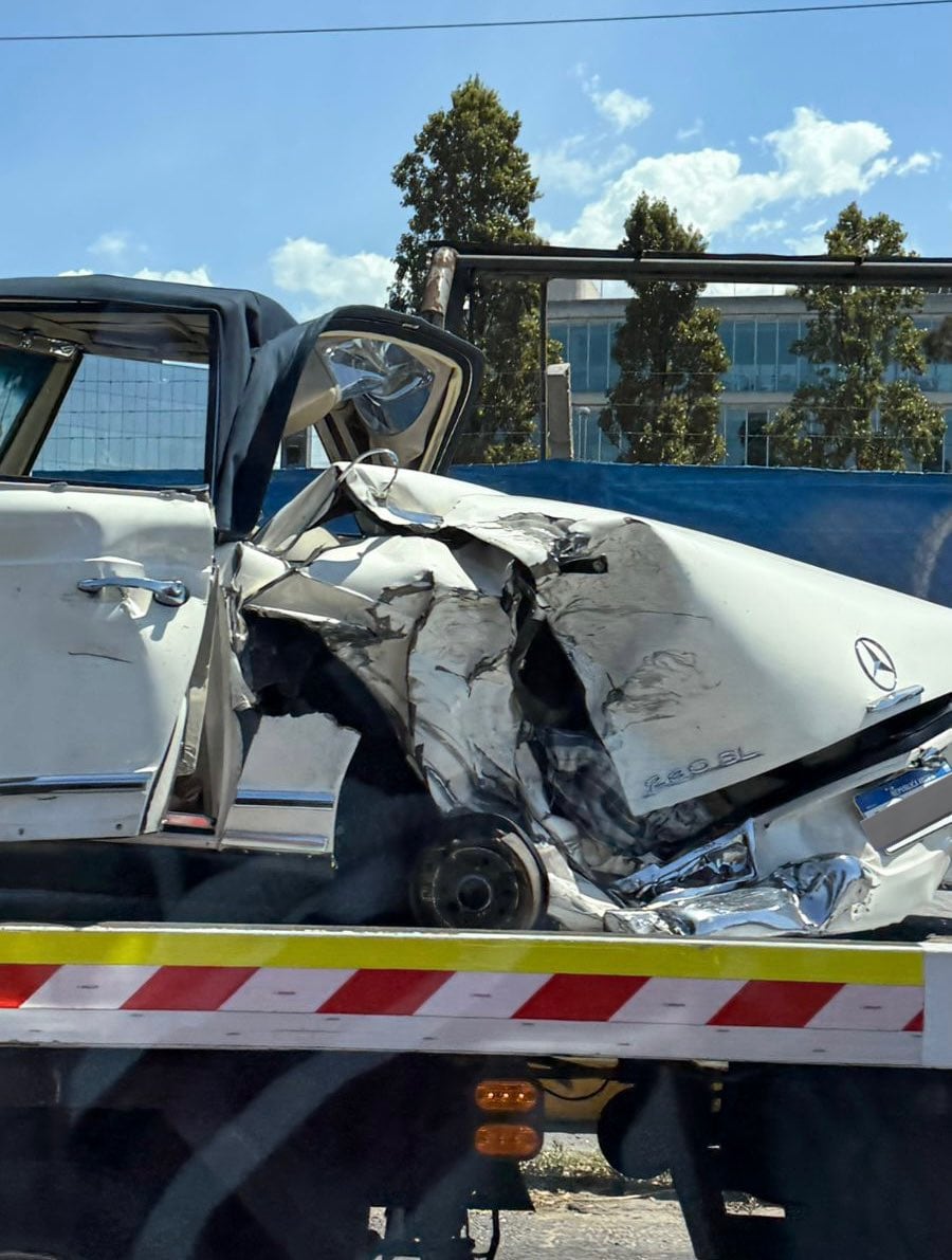 Un Mercedes-Benz valuado en 180 mil dólares perdió una rueda en Panamericana y lo chocaron.