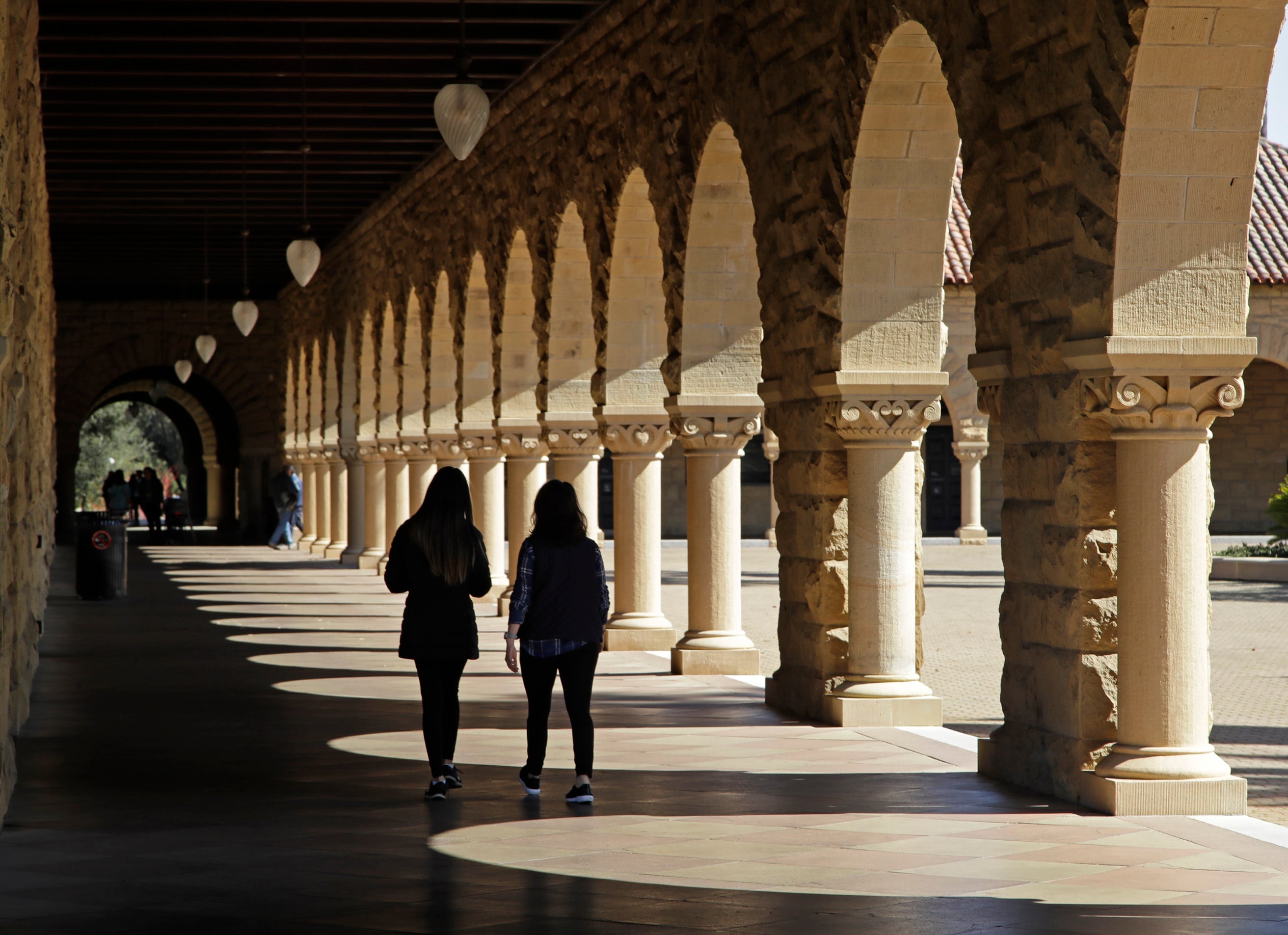 La ley alcanza a la Universidad Estatal, la Universidad de California y todos los Colegios Comunitarios del sistema público