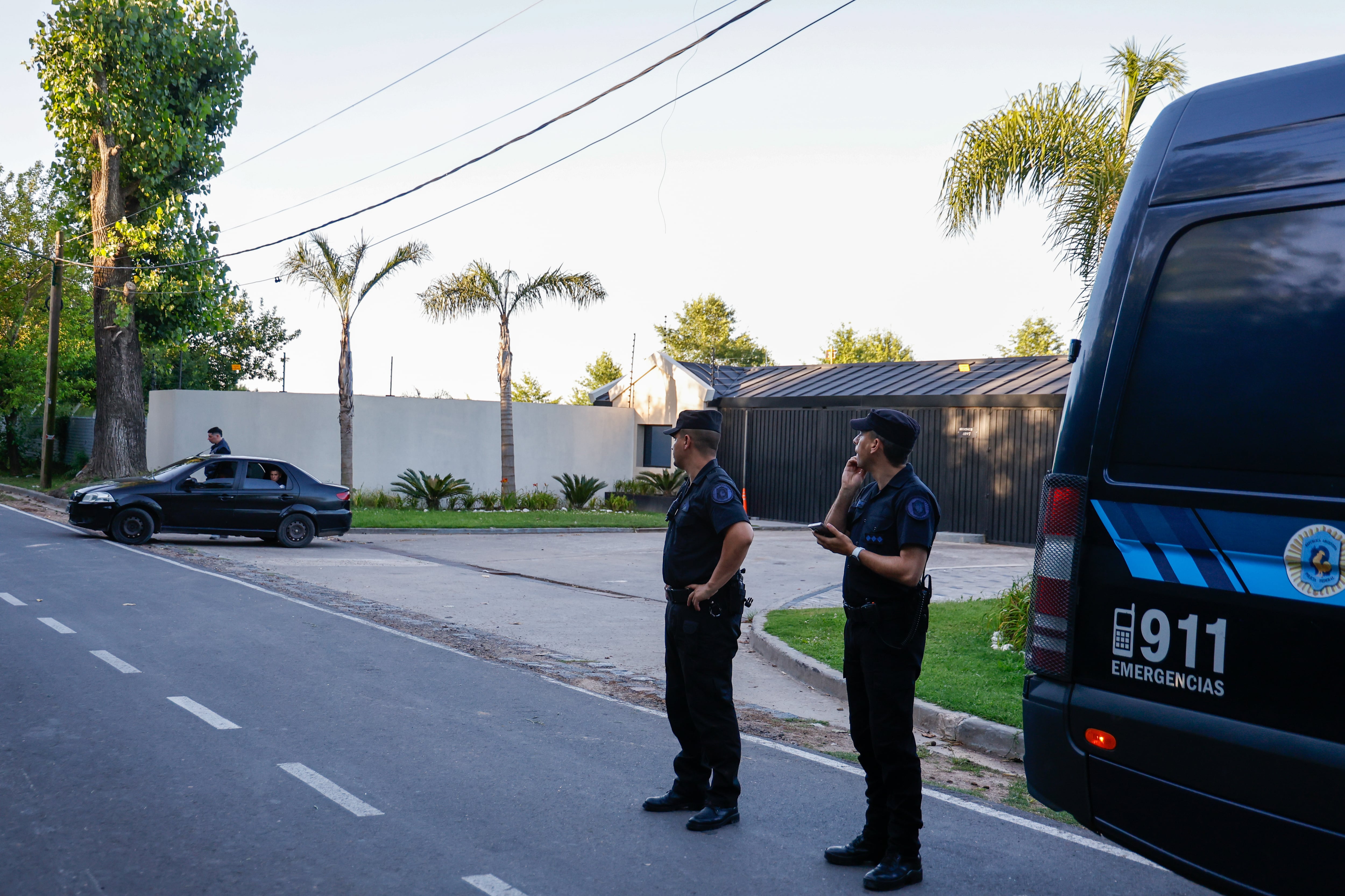Allanamiento en la quinta de Villa Rosa, investigada por la Justicia