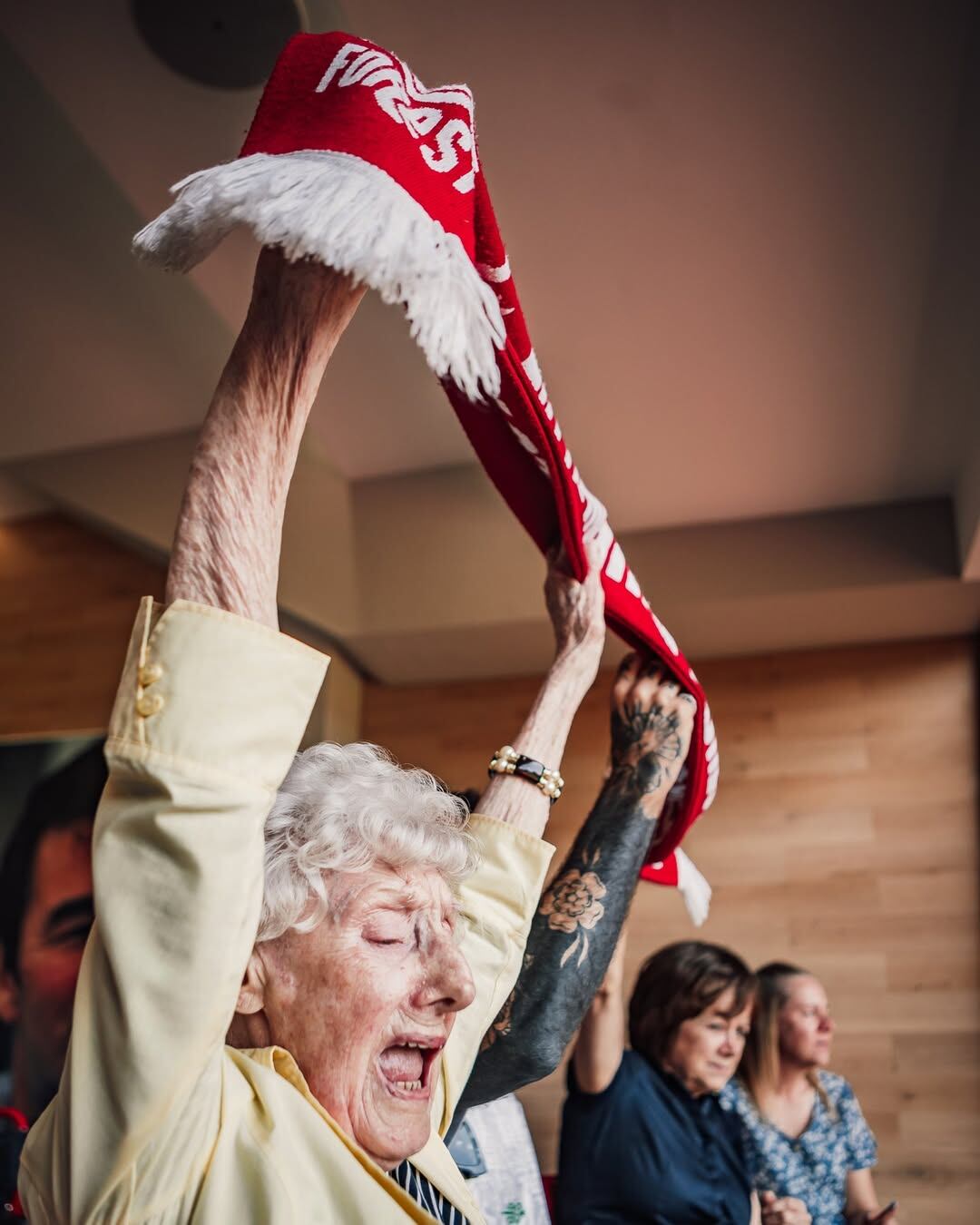 Marj visitó las instalaciones del club y festejó los goles del Nottingham contra el Leicester