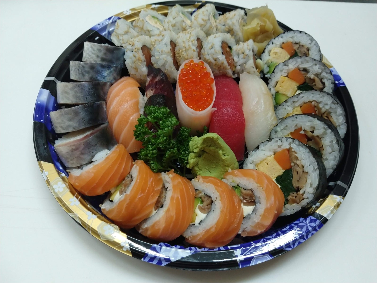 Día Internacional del Sushi: 9 lugares para comer versiones de un plato que adoptamos como propio 13 Con caballa, atún rojo o huevas, el sushi en sus mejores variantes en Bistro Tokyo