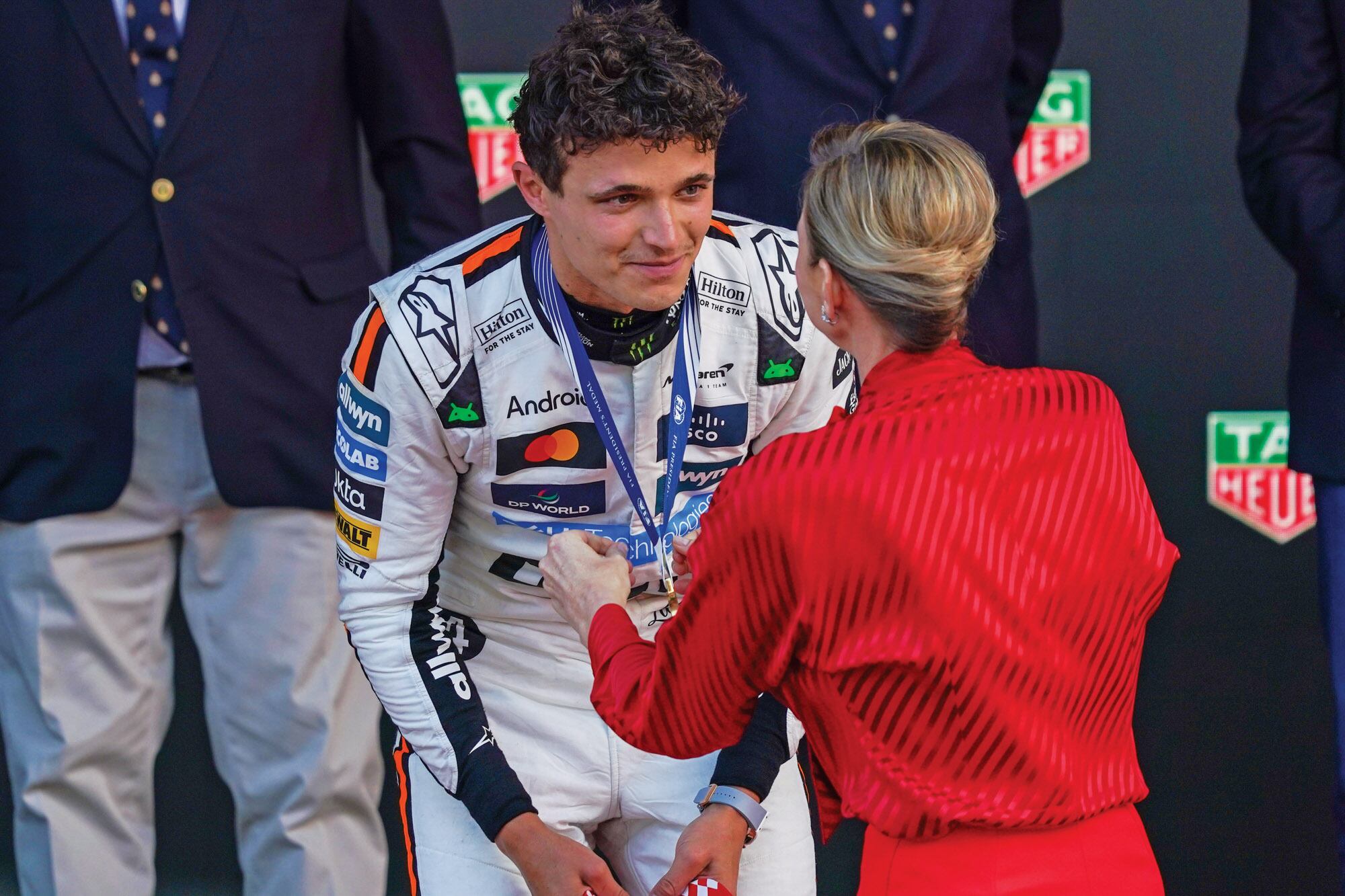 Junto con su marido, el príncipe Alberto, Charlene fue una de las anfitrionas del fin de semana. Acá, en el momento en el cual le entregó el galardón al piloto ganador, Lando Norris. Charles Leclerc, de Ferrari, quedó en segunda posición y Oscar Piastri, de McLaren, el tercer puesto.