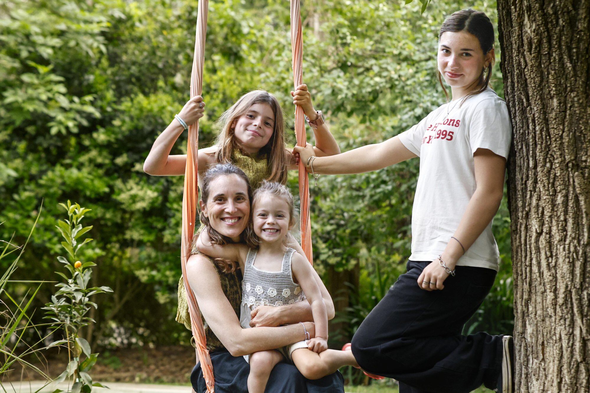 Agustina Calata, en el jardín de su casa con sus hijas Maia, India y Kala