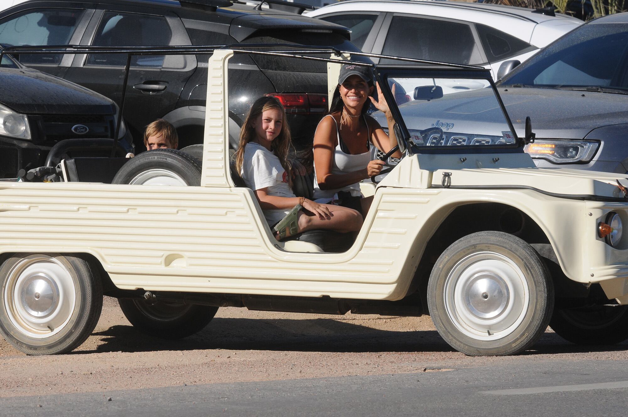 Zaira Nara, al volante del Mehari de su amor, Facundo Pieres, por las calles de José Ignacio. Con ella, sus hijos Malaika y Viggo von Plessen.