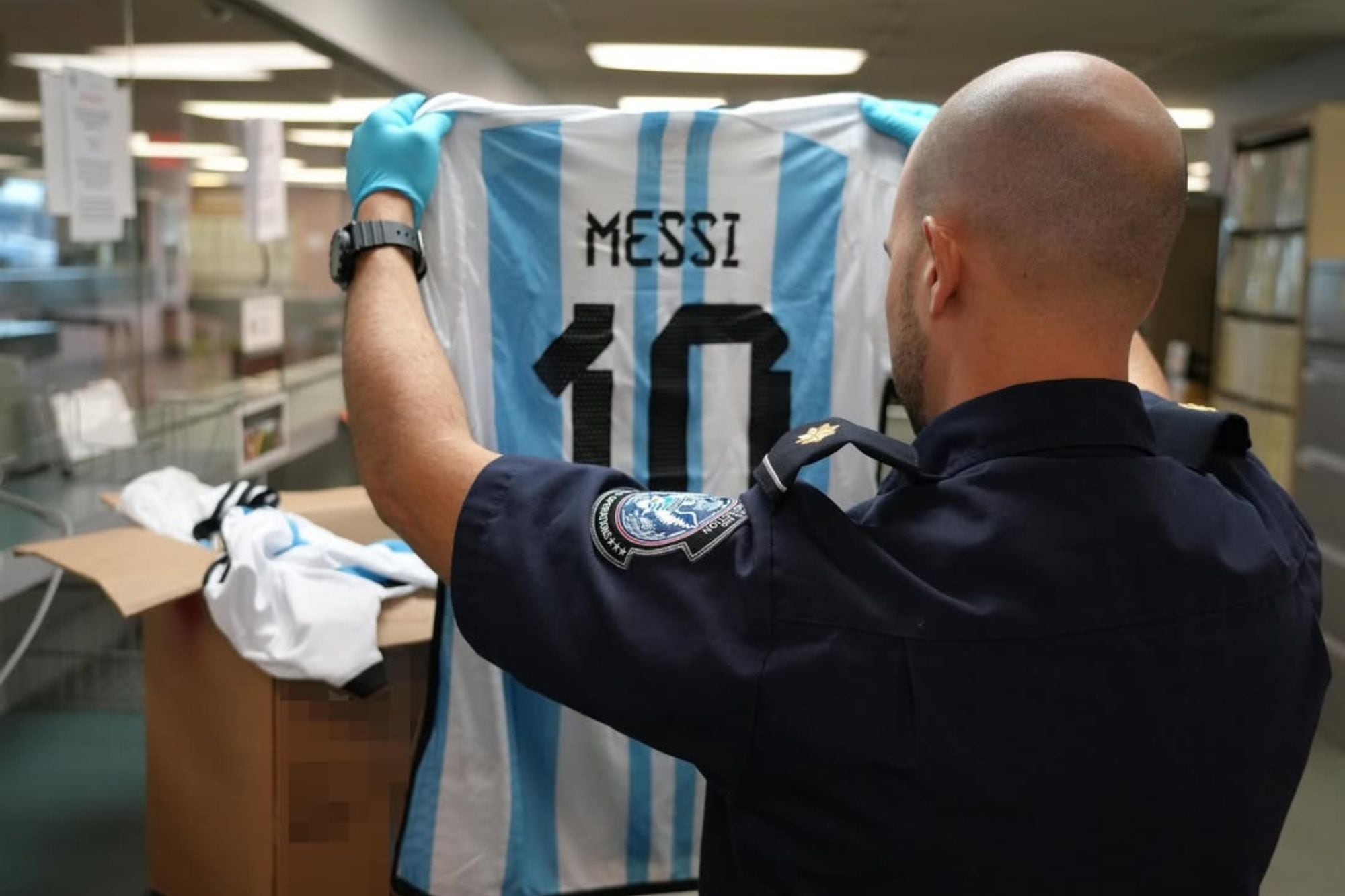 La CBP decomisó camisetas falsas del Mundial 2026 valuadas en US$134.000: el cargamento viajaba en avión