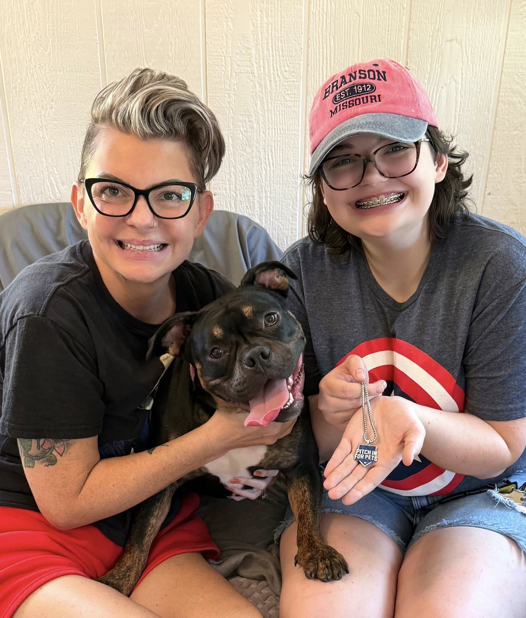 Con su nueva familia.