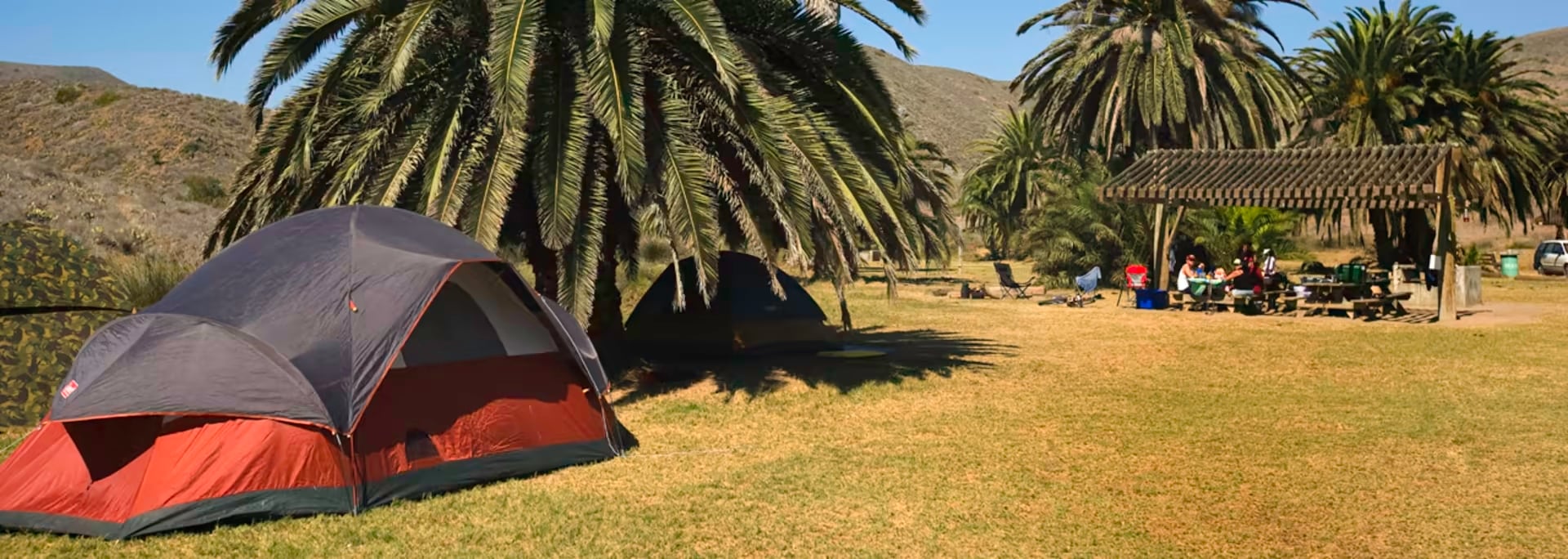 En la isla Catalina, los turistas pueden hacer camping, hay alternativas tanto para viajeros individuales como para familias