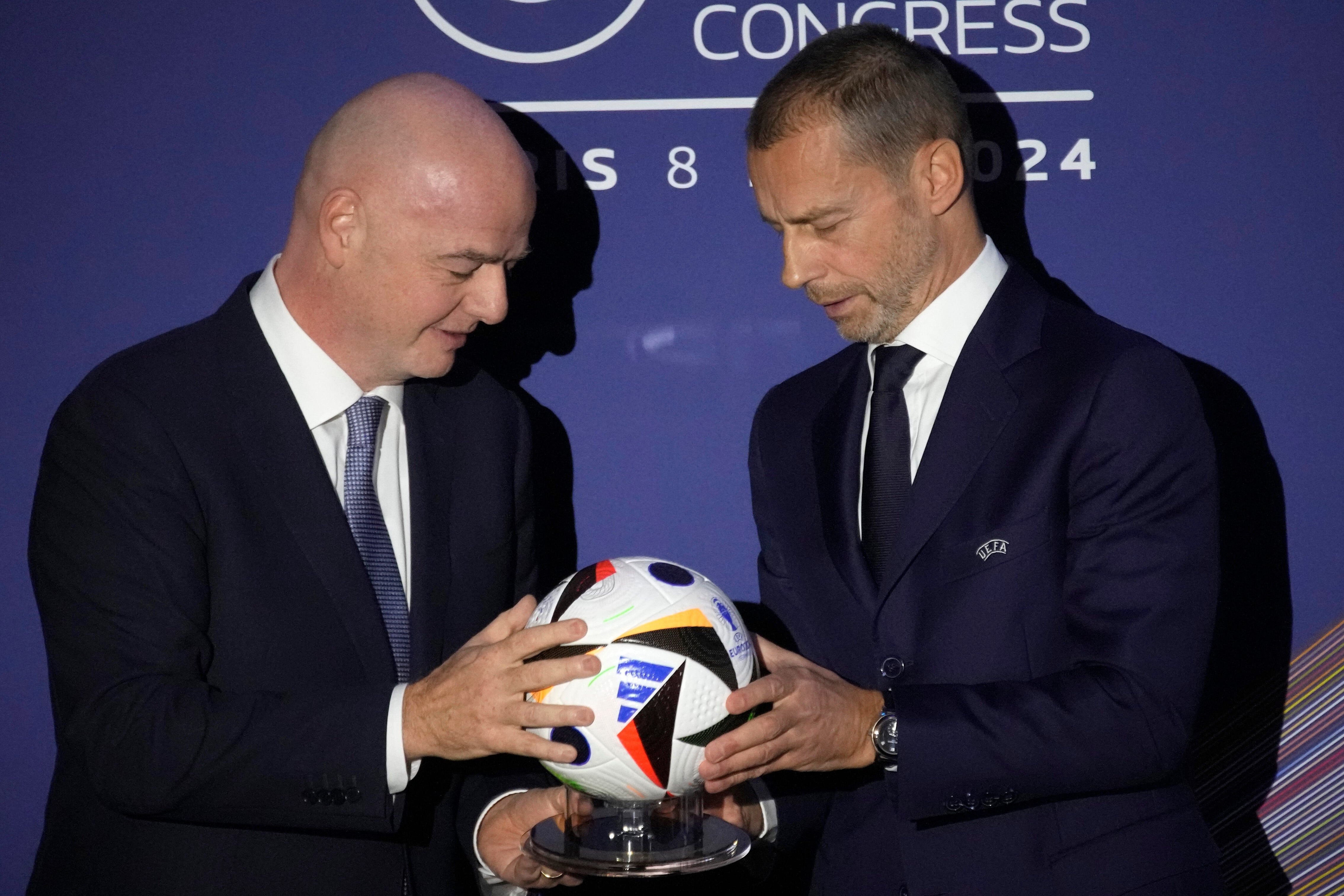 El presidente de la FIFA, Gianni Infantino, junto al líder de la UEFA, Aleksander Ceferin, en tiempos felices