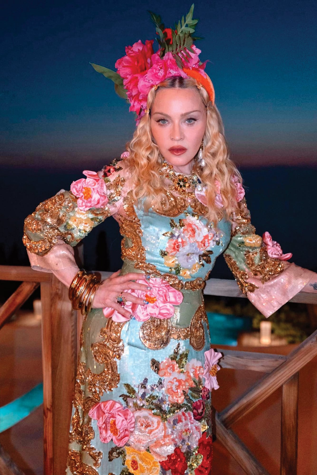 Un plano más amplio del primer outfit que lució Madonna: se trató de propuesta de Dolce & Gabbana, de la colección Alta Moda Taormina 2026 llamada
“Bartolomea”. El vestido era de organza con mangas tres cuartos, bordado con lentejuelas (formaban motivos florales de inspiración
barroca). Además del impactante tocado, la cantante llevó collares de la alta joyería by DG