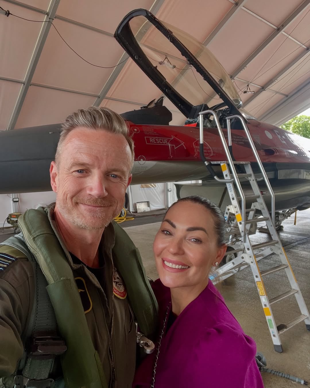 Teo y Mascha Vang frente a uno de los F-16 que el piloto usa para sus exhibiciones