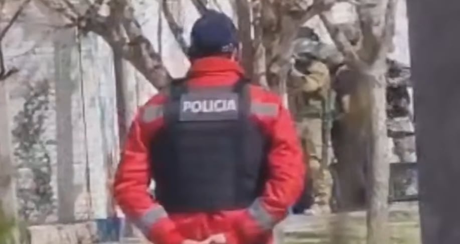 El operativo policial en las afueras de la escuela Marcelino Blanco de la ciudad de La Paz