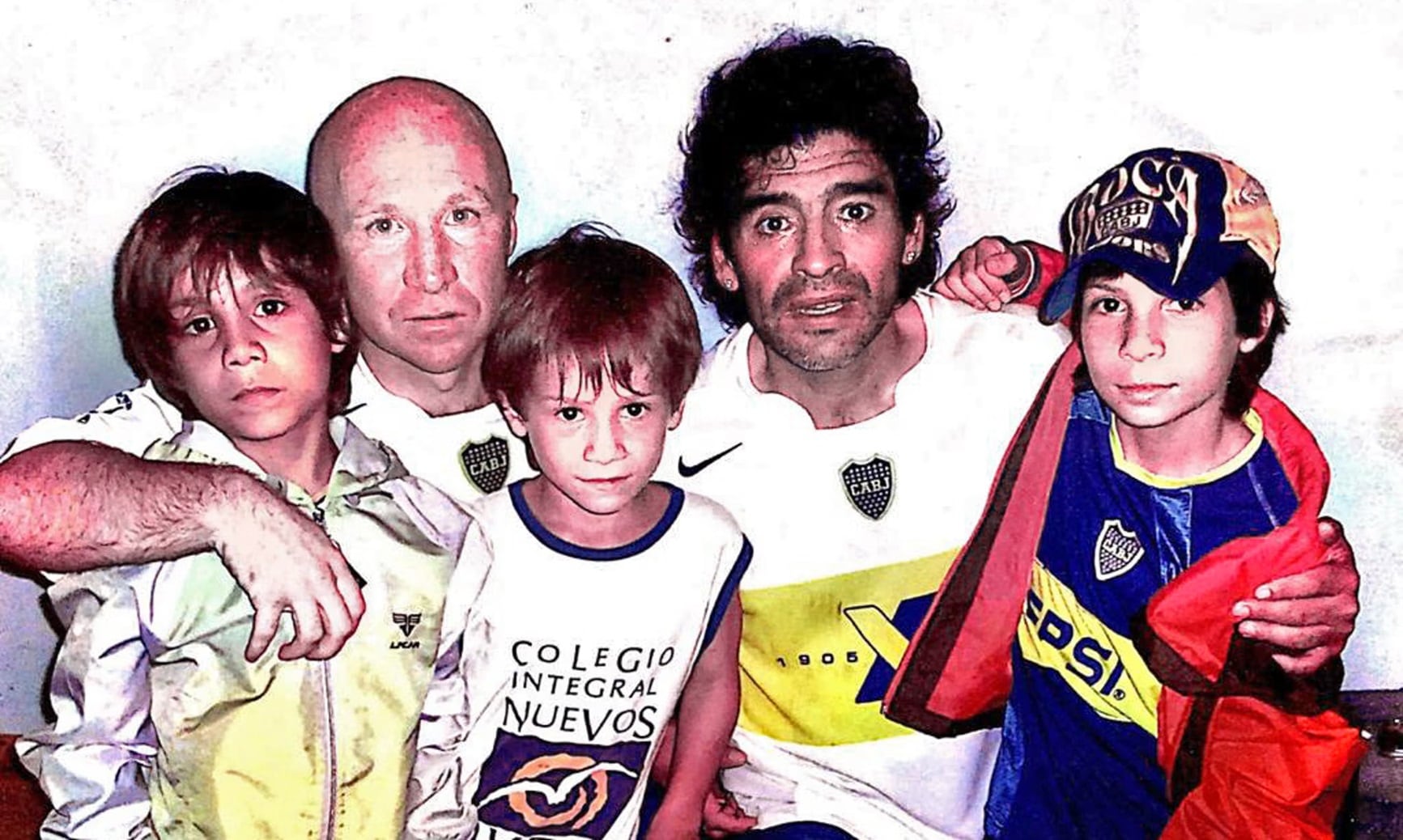 Alexis, en el medio, junto a su papá, sus hermanos y Diego Maradona, durante un partido exhibición en 2005