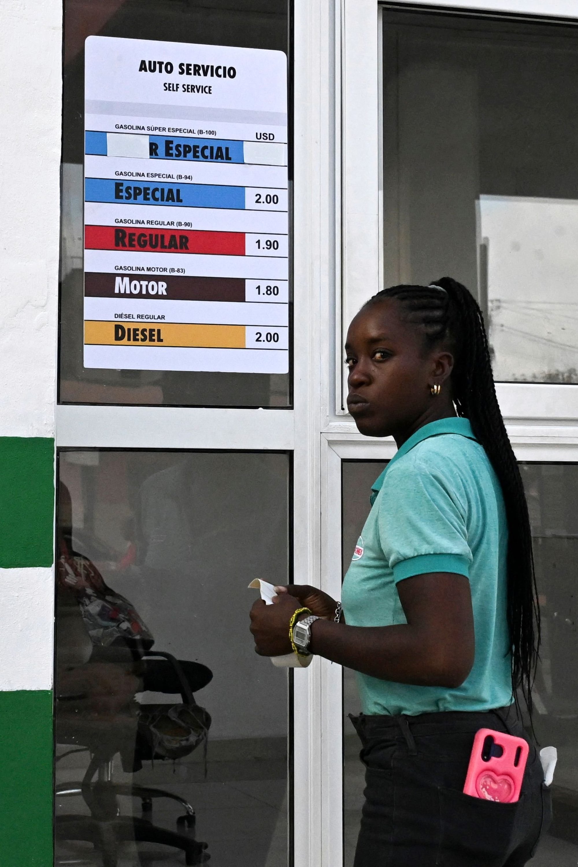 Un trabajador actualiza una lista de precios de combustible en dólares estadounidenses en una gasolinera de La Habana, el 15 de mayo de 2026.