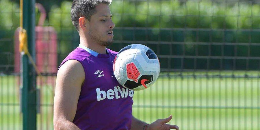 Javier Hernández durante un entrenamiento con el West Ham (X/ @WestHam)