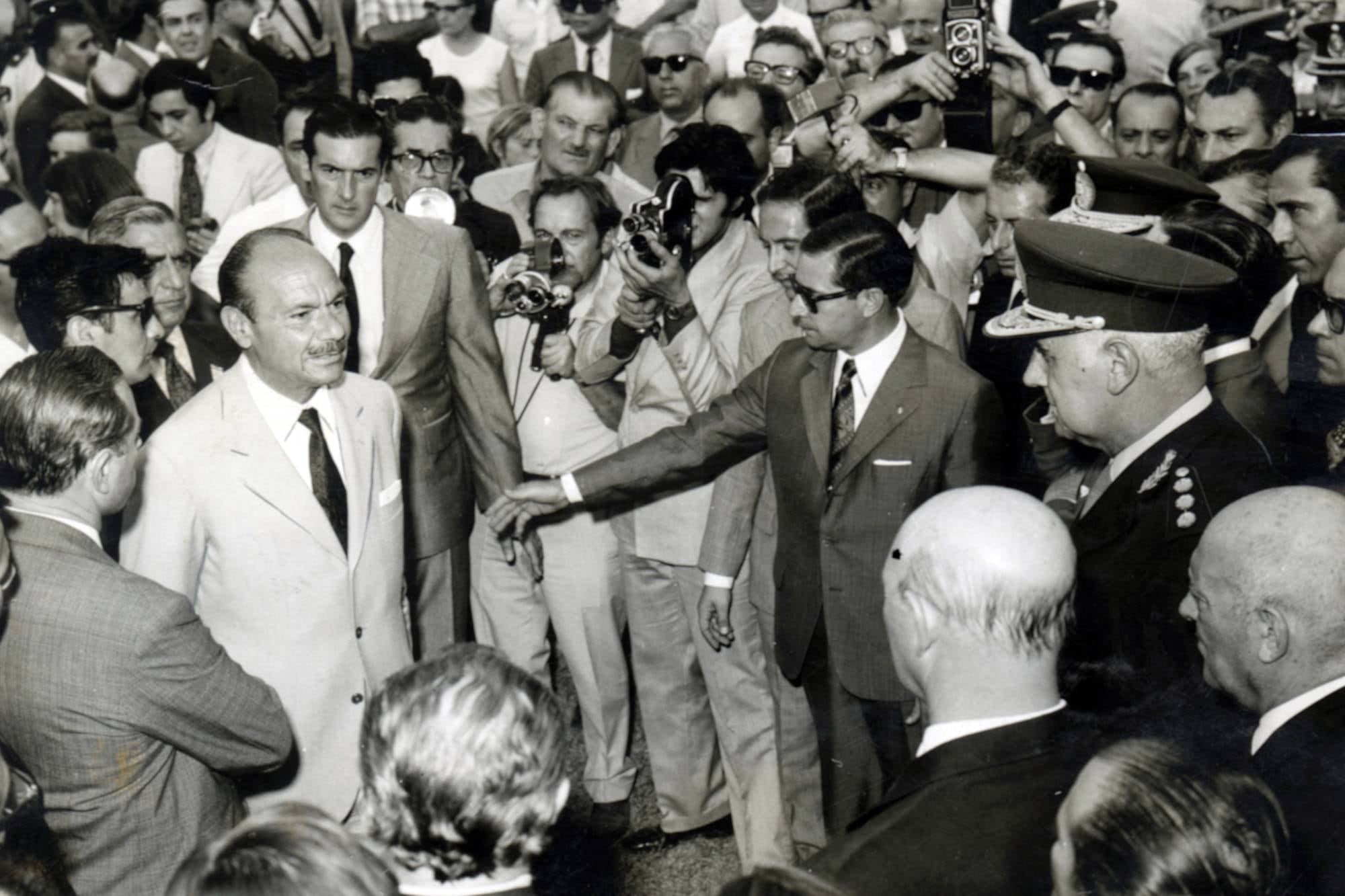 Oberdan Sallustro era un hombre relevante en el empresariado argentino; aquí recibe en Leones un premio al Mérito Industrial