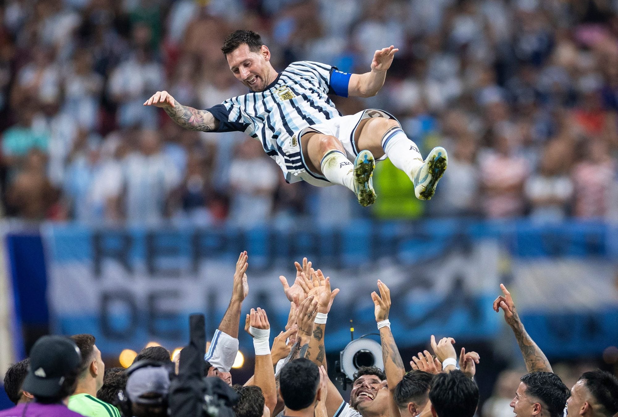 Todo el plantel argentino rendido al talento de Messi