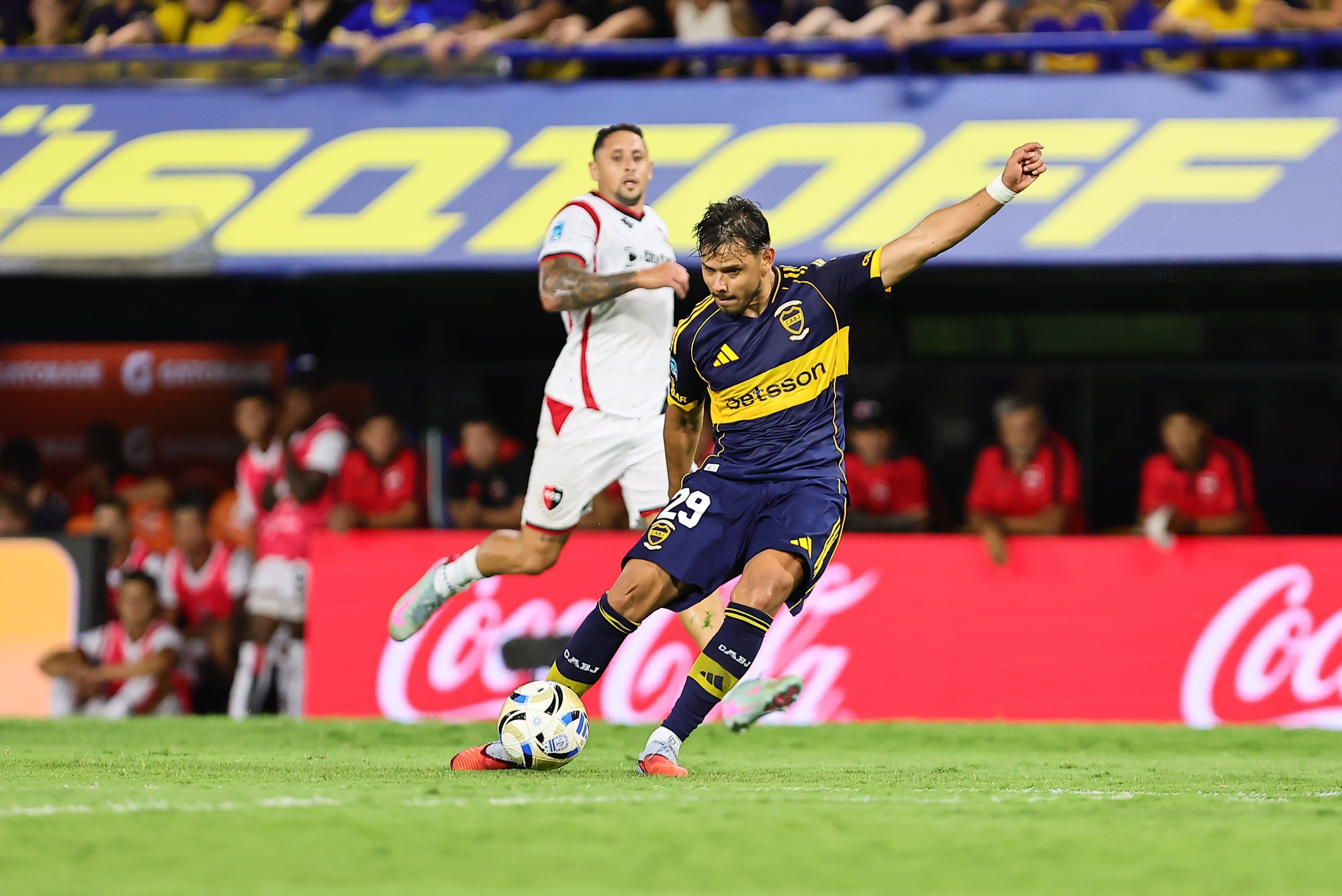 Angel Romero, el otro refuerzo que tuvo su presentación ante Newell's, en la Bombonera: le cometieron el penal que convirtió Paredes