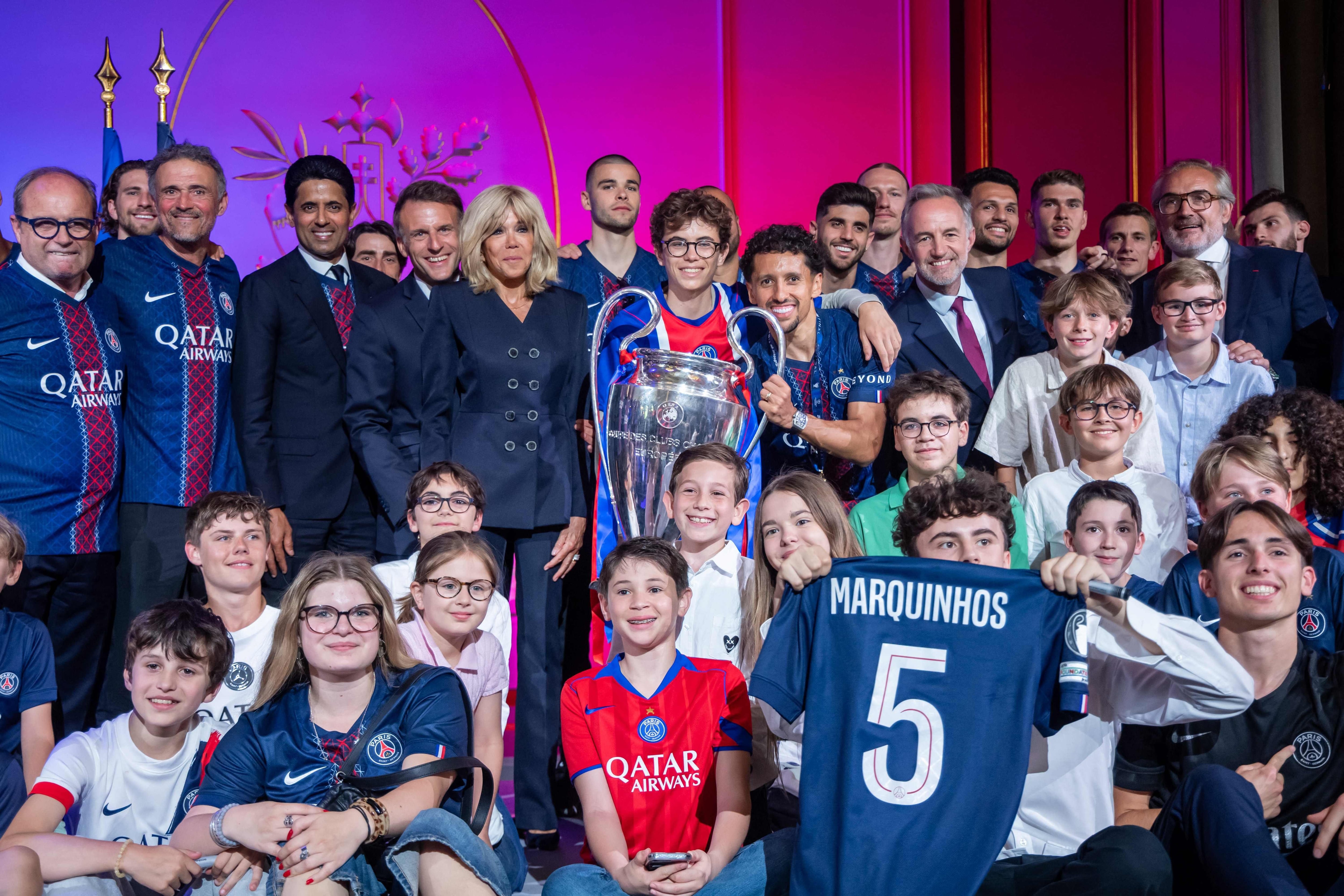 Luis Campos, Luis Enrique, y el presidente de Paris Saint Germain Nasser al-Khelaifi, junto con el presidente de Francia Emmanuel Macron, y Marquinhos, con la Orejona