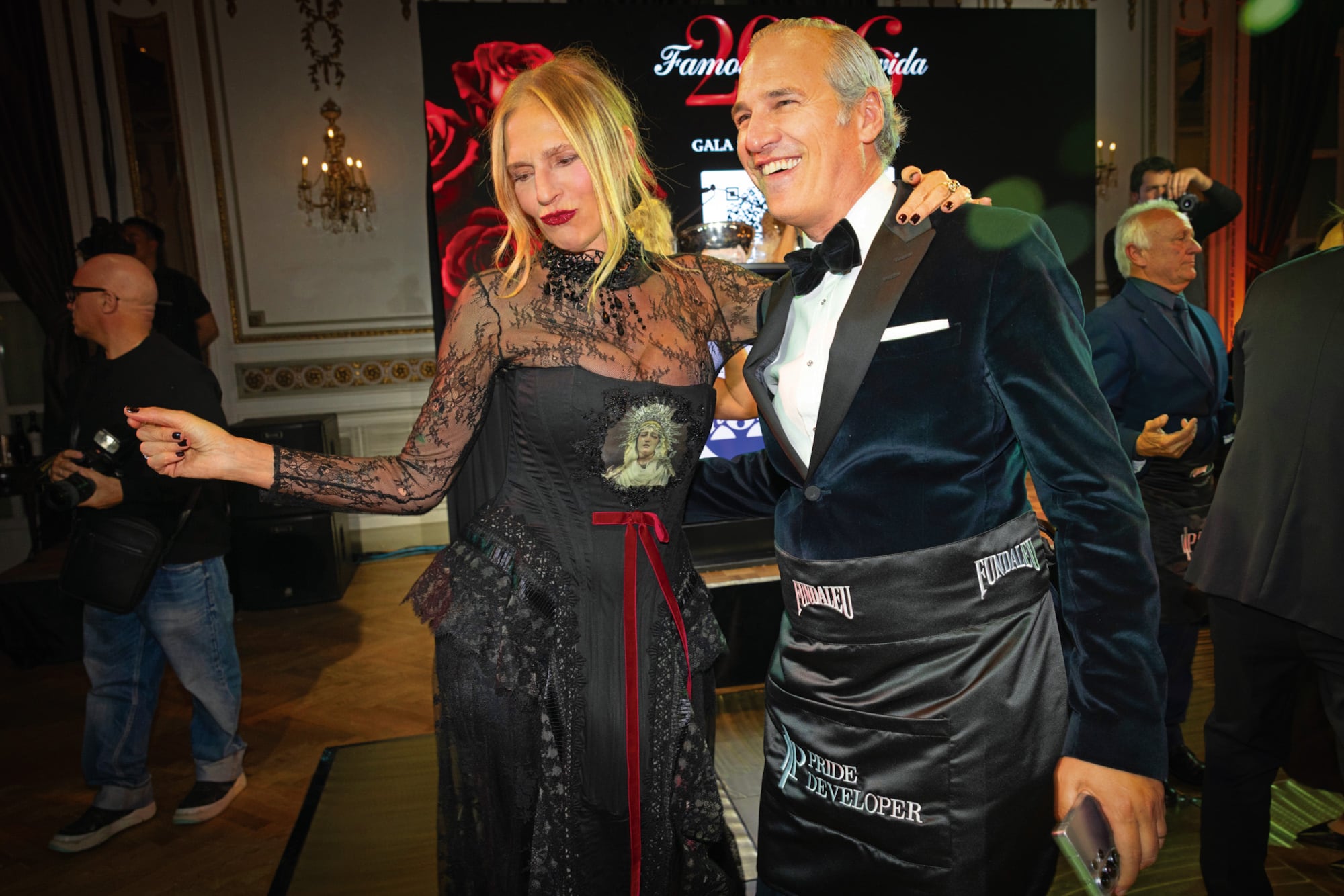 Ginette Reynal (con vestido con encaje y una virgen en el pecho de Verónica de la Canal) bailó con su amigo Javier Iturrioz, que fue uno de los Celebrity Waiters y, como todos los años, se encargó de la ambientación de la fiesta