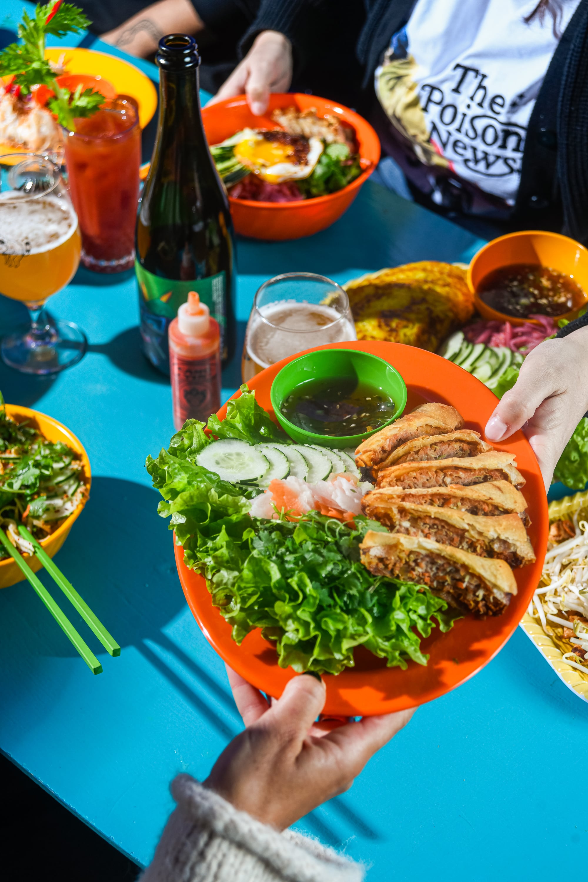 La estética del lugar va por los colores vivos