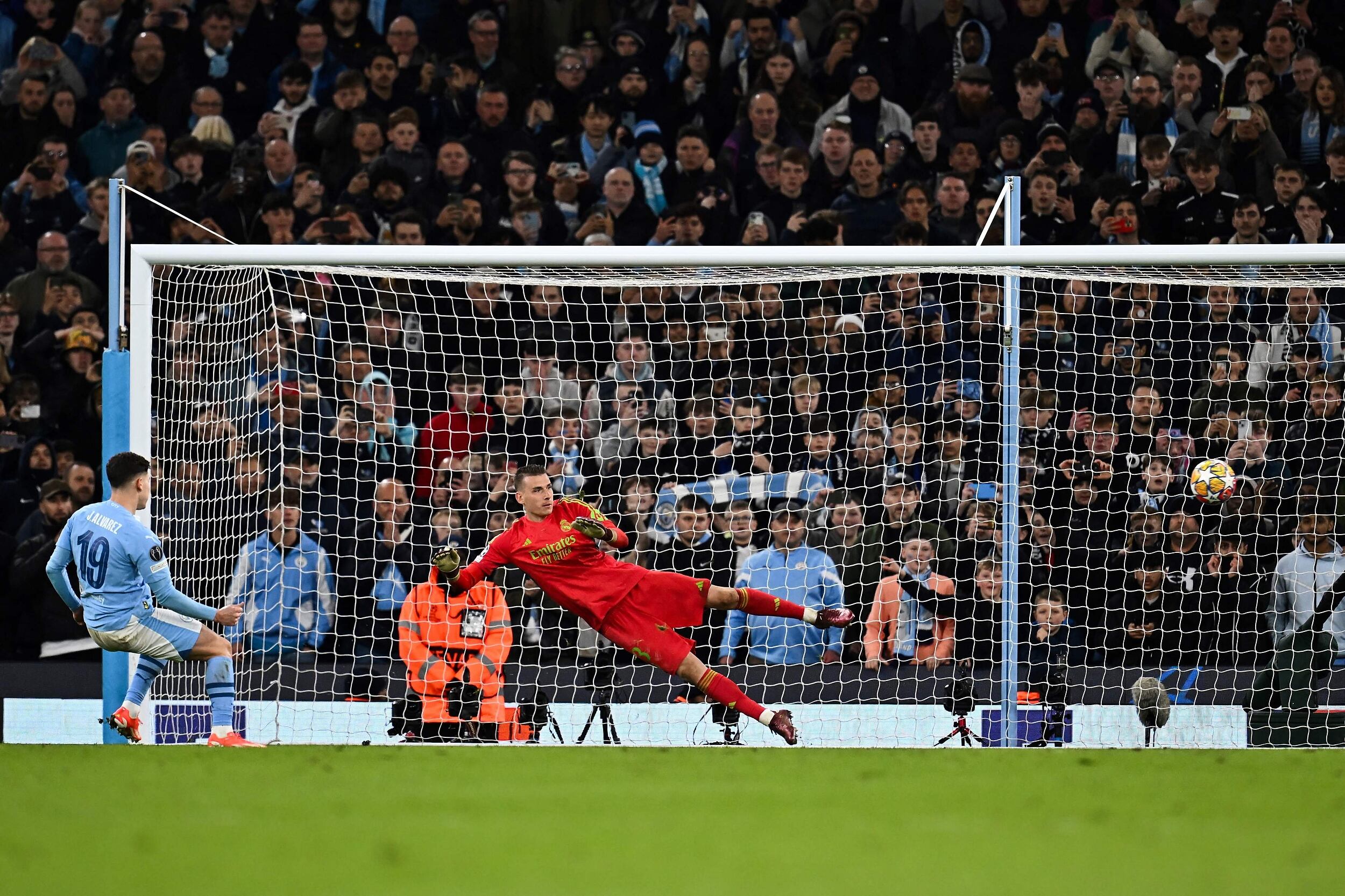 El delantero argentino Julián Álvarez convirtió el primer penal del Manchester City (Photo by Paul ELLIS / AFP)