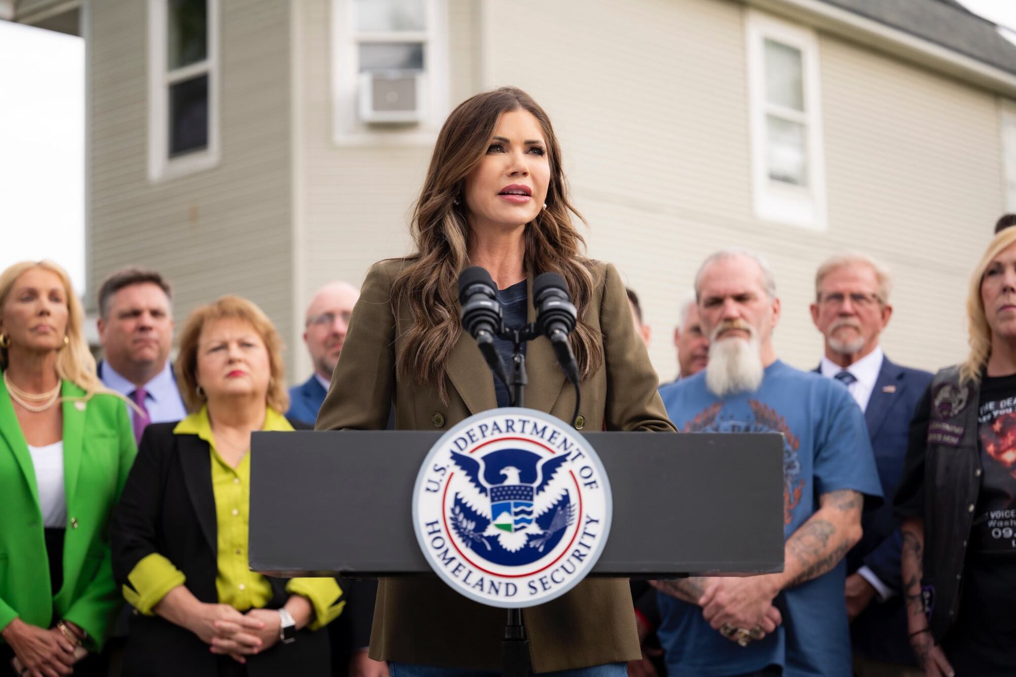 Kristi Noem insistió en que la Real ID o el pasaporte estadounidense son pilares de seguridad al momento de viajar por EE.UU.