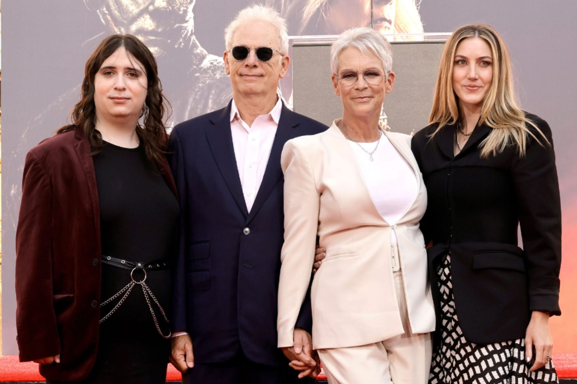 Jamie Lee Curtis junto a su esposo Christopher Guest y sus hijas Ruby y Annie