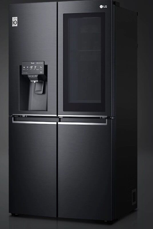 Una heladera LG InstanView Refrigerator with Craft Ice; tiene un panel que se hace transparente para mostrar el interior de la heladera