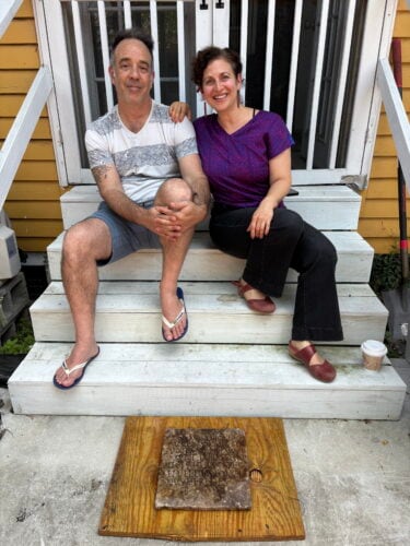 Encontraron una lápida romana de 2000 años en el patio de su casa en Nueva Orleans: cómo llegó de Italia a EE.UU. 7 Daniella Santoro y su esposo Aaron Lorenz encontraron la reliquia cuando limpiaban el jardín de su casa