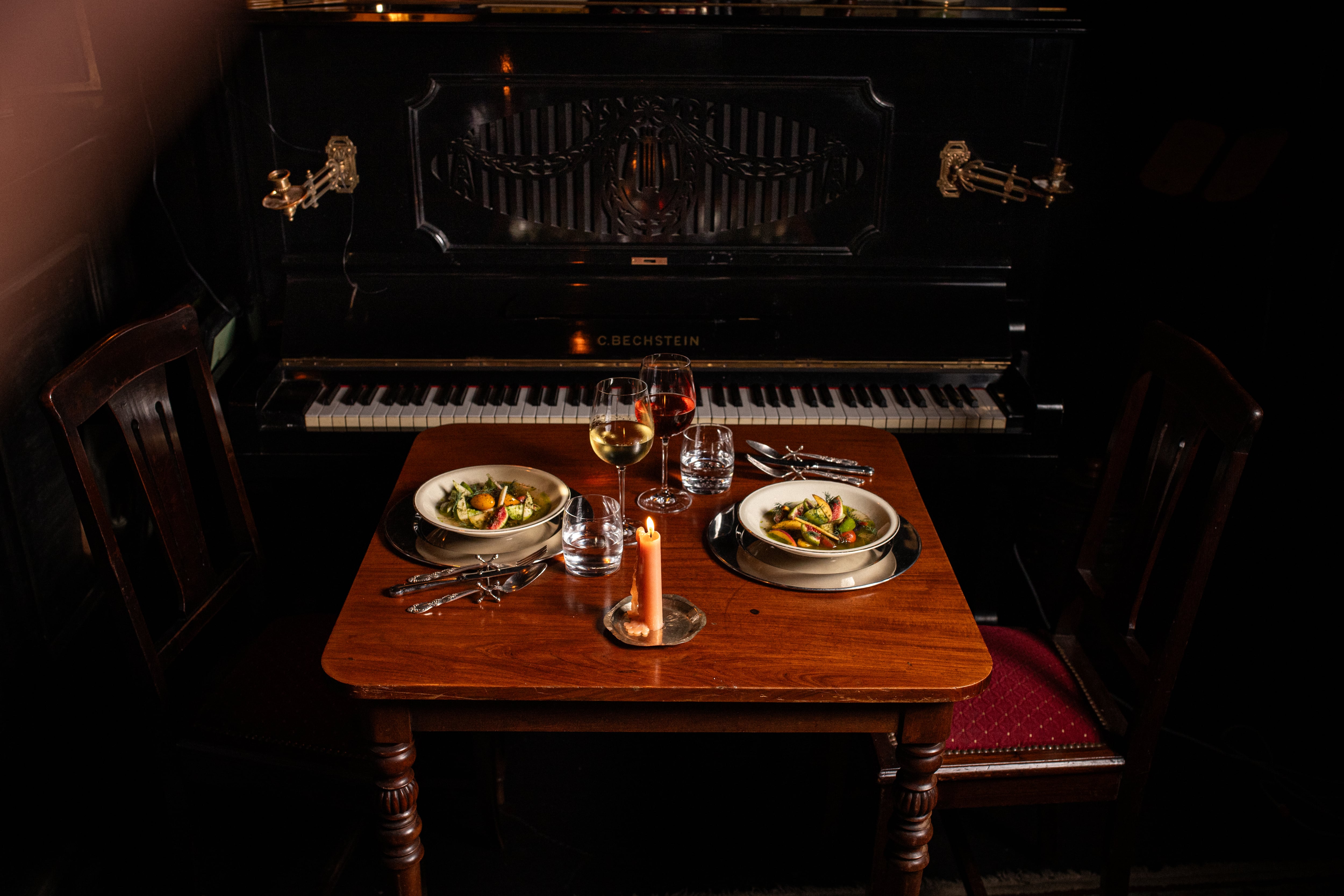 El piano vertical del primer piso cobra protagonismo una vez por semana, cuando organizan un show de jazz.