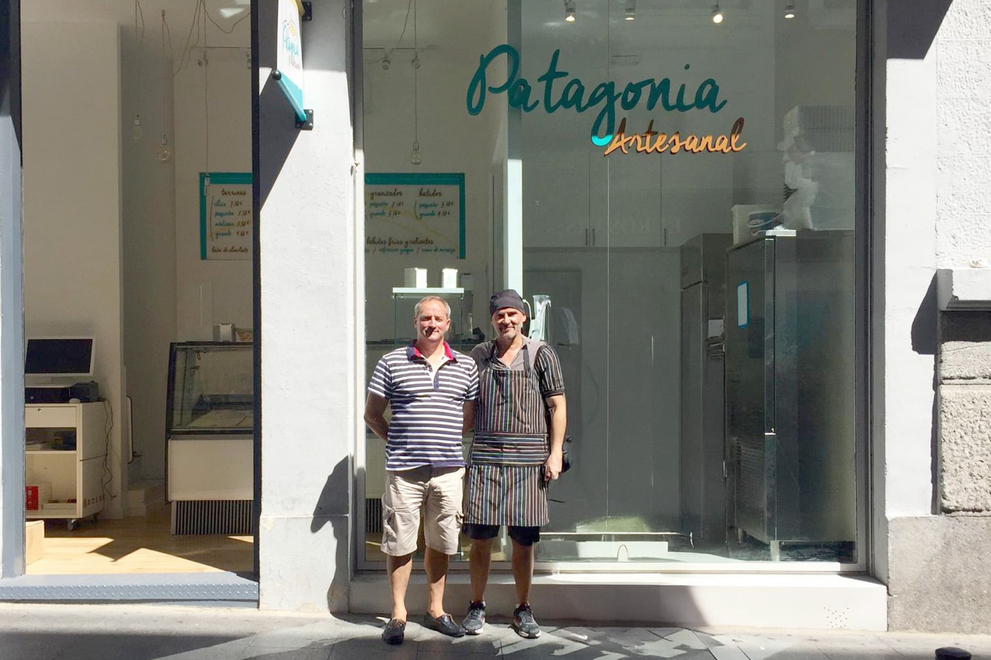 Hace casi una década Ignacio Grehan y el maestro heladero con quien aprendió. Patagonia Artesanal
