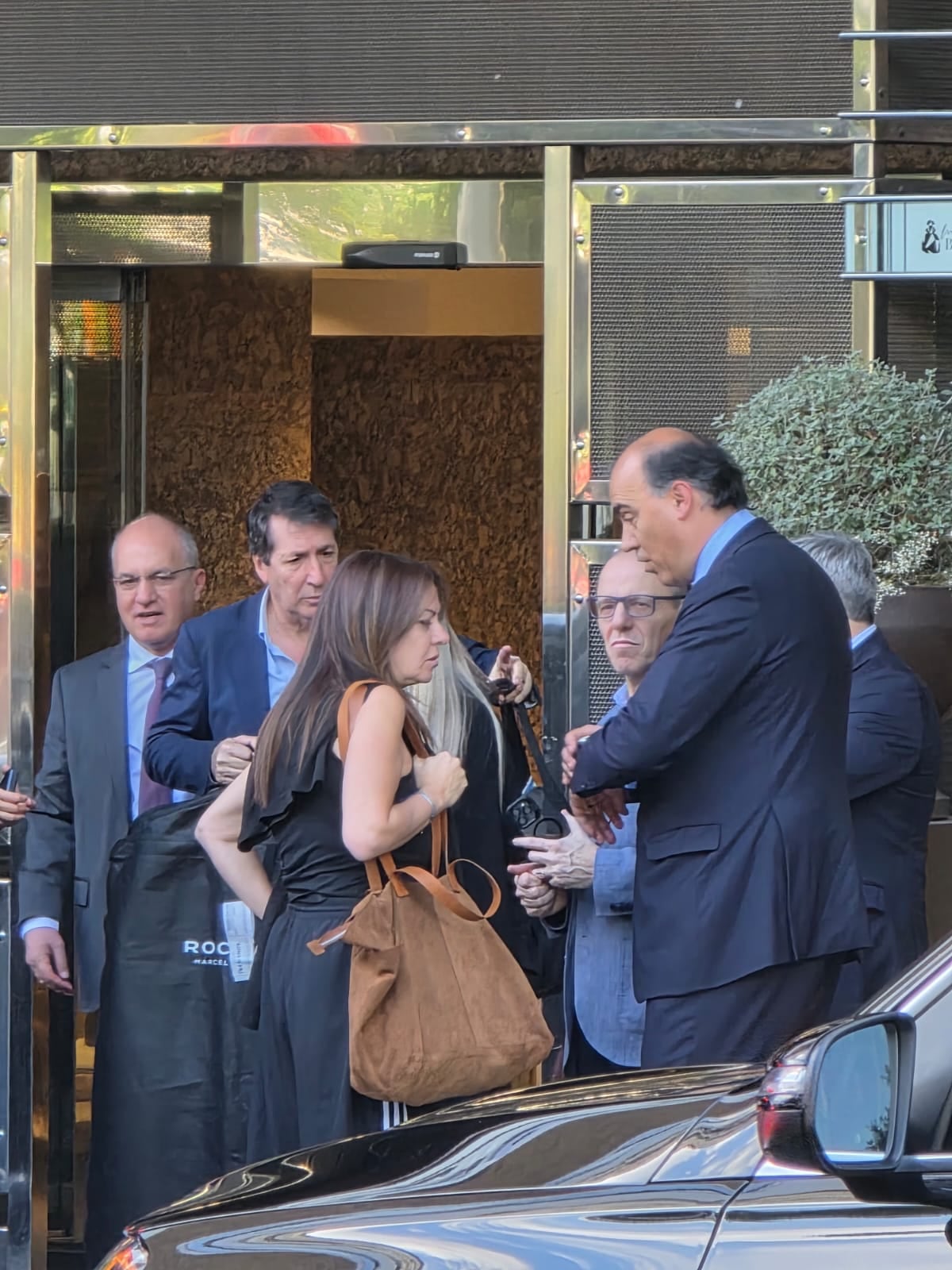 La ministra de Capital Humano, Sandra Pettovello, es parte de la comitiva de Milei en Madrid; en la imagen, ingresando al hotel Hyatt Regency Hesperia