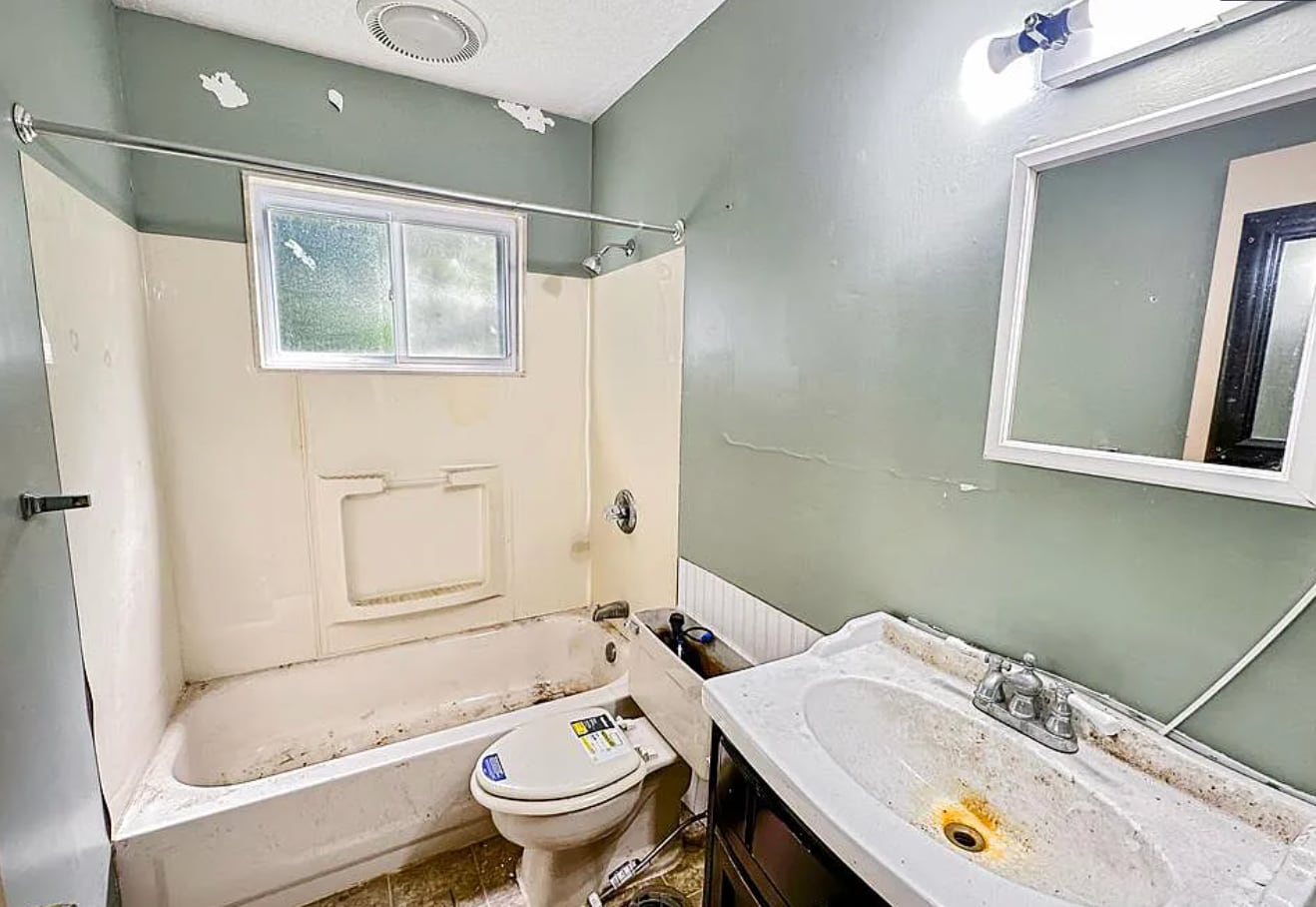 Este es el baño completamente sucio