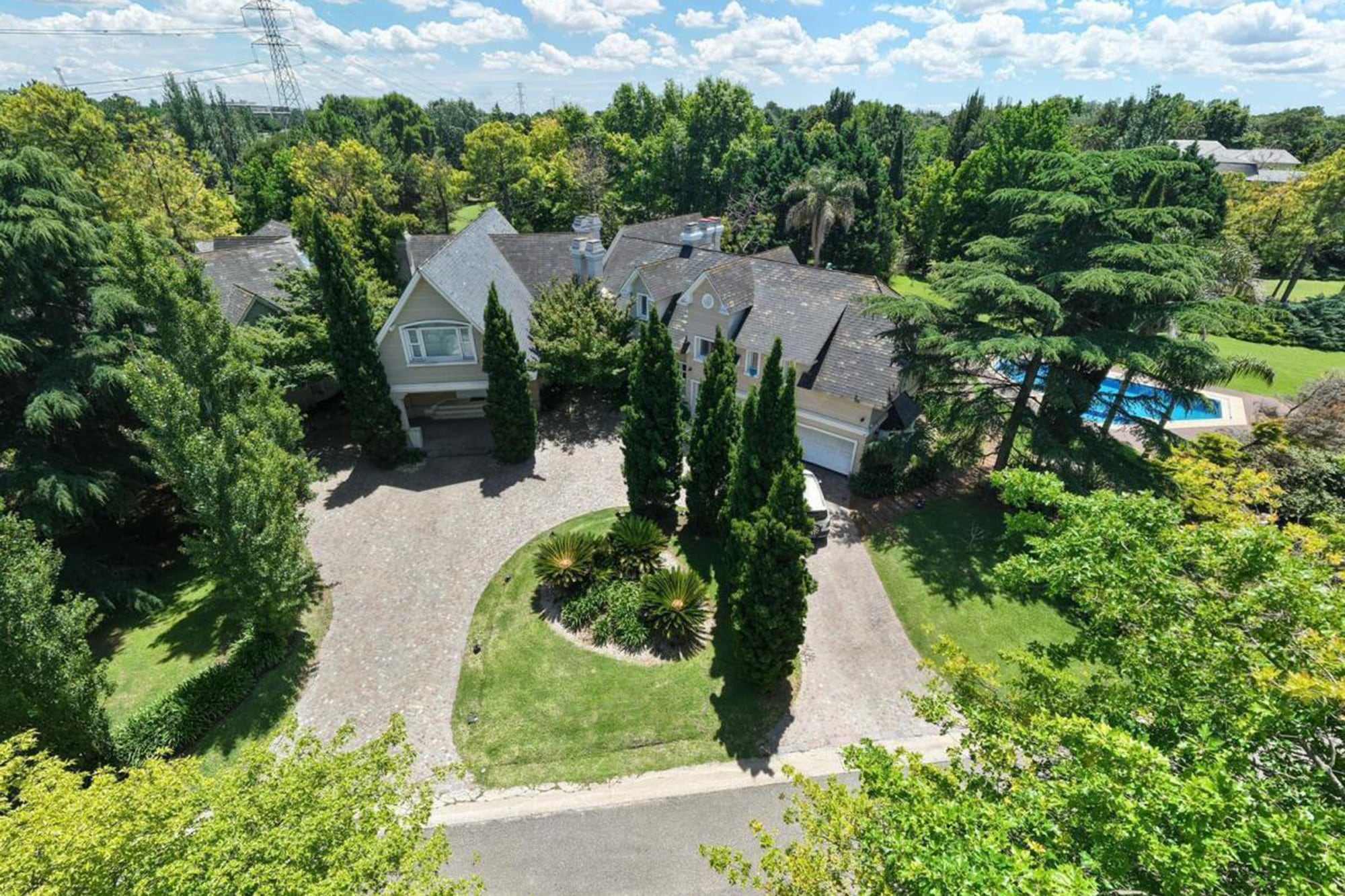 Así se ve una de las casas en venta en el country, con 745m² y 11 ambientes tiene un precio de US$2.000.000