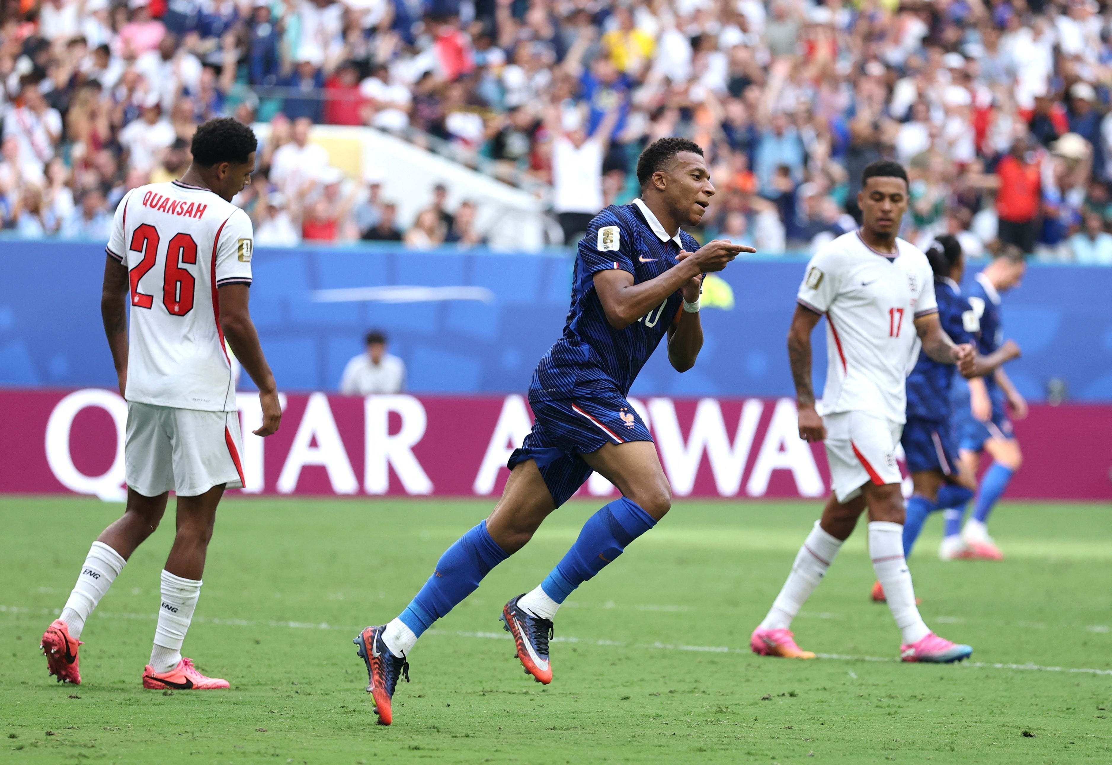 Kylian Mbappé festeja su doblete que pone a Francia en partido
