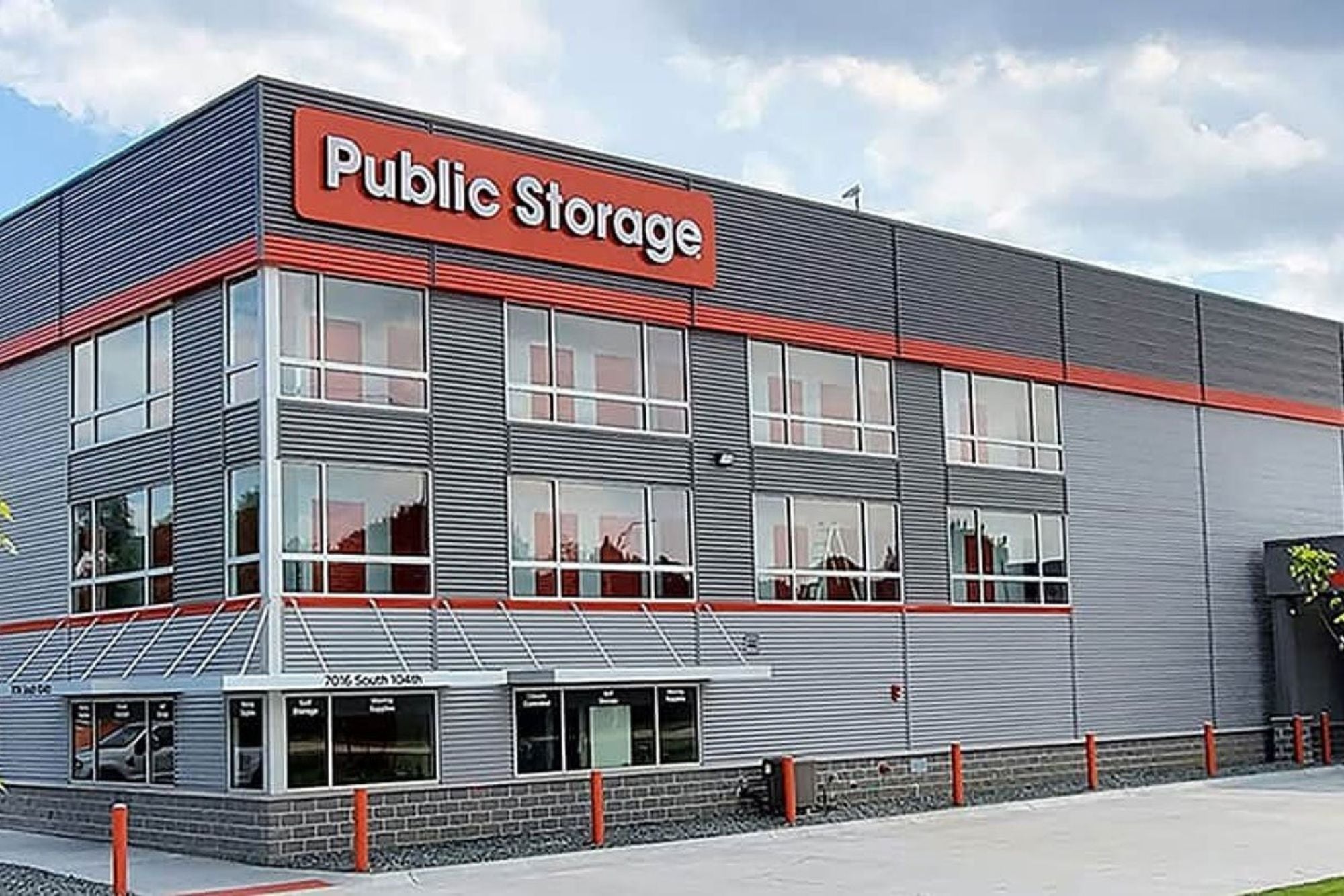 La pareja tuvo que limpiar un Public Storage que recién se había terminado de construir