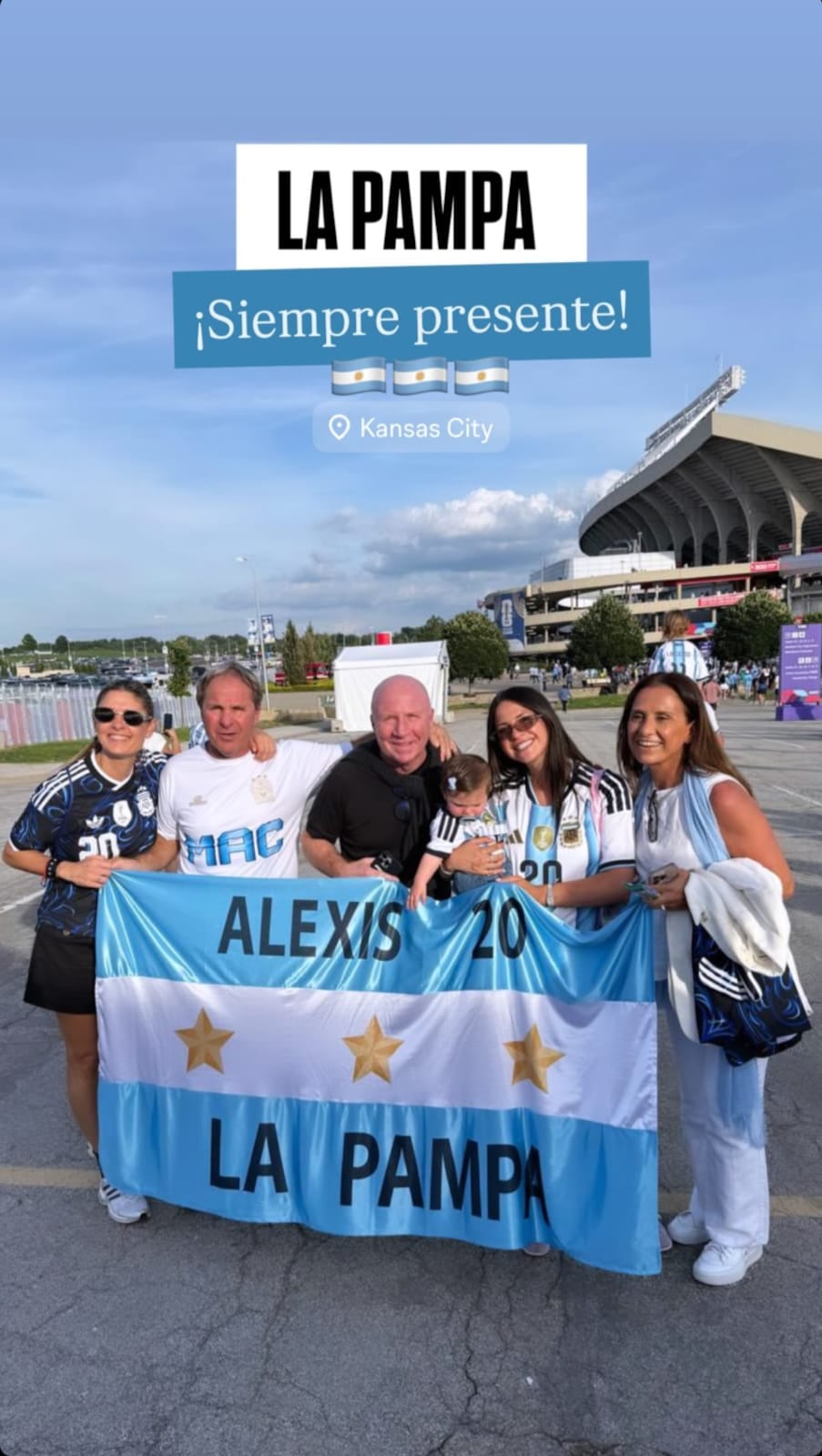 Ailén Cova junto a los familiares de Alexis Mac Allister