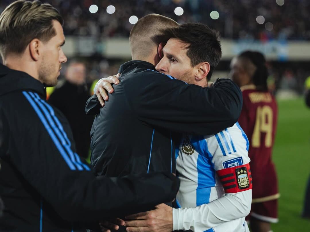 Franco y su abrazo con Messi en el Monumental (Foto: @franco.mastantuono)