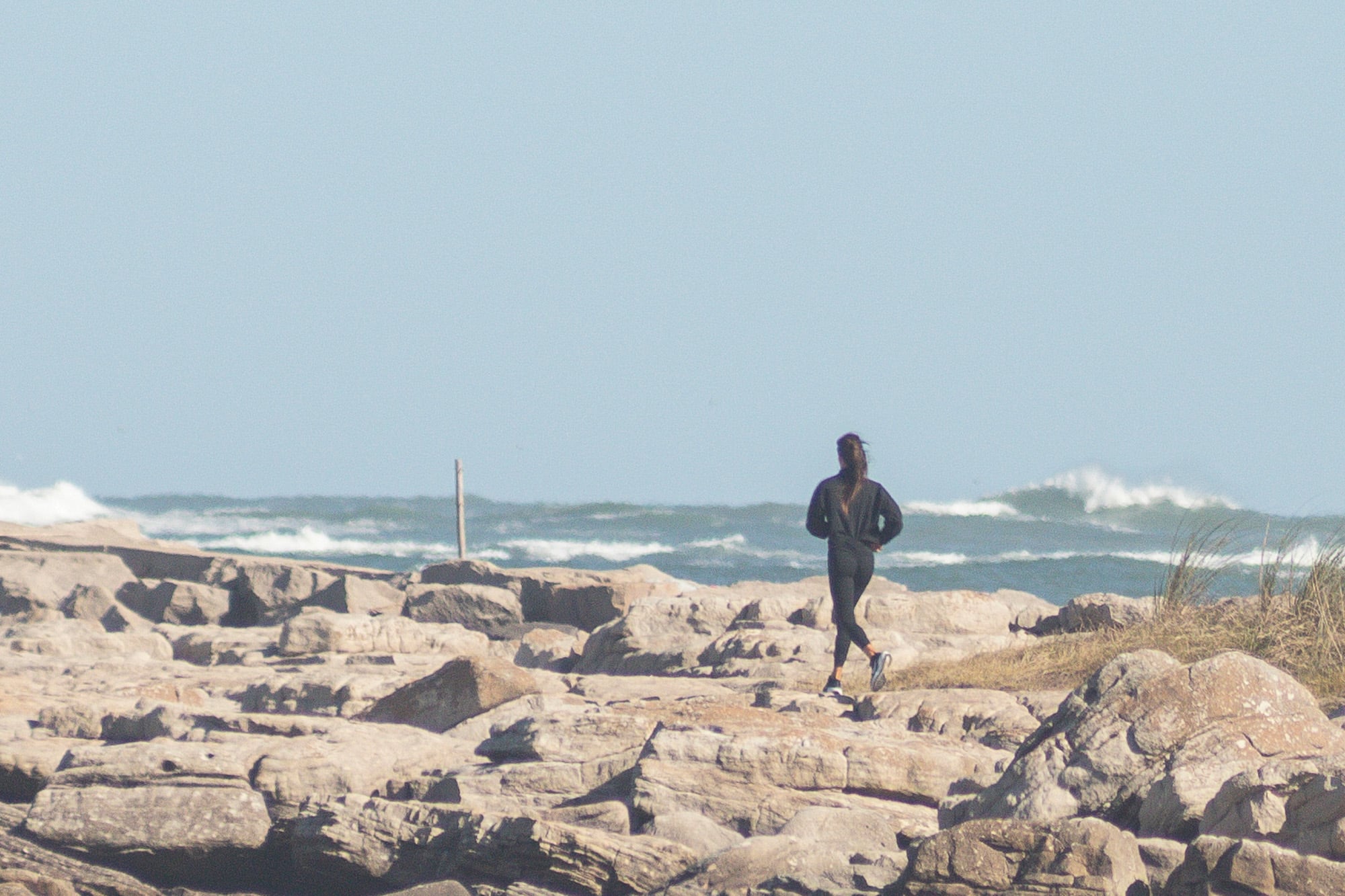 Fanática de la actividad física, practica a diario surf, running, ejercicios de fuerza y hasta skate