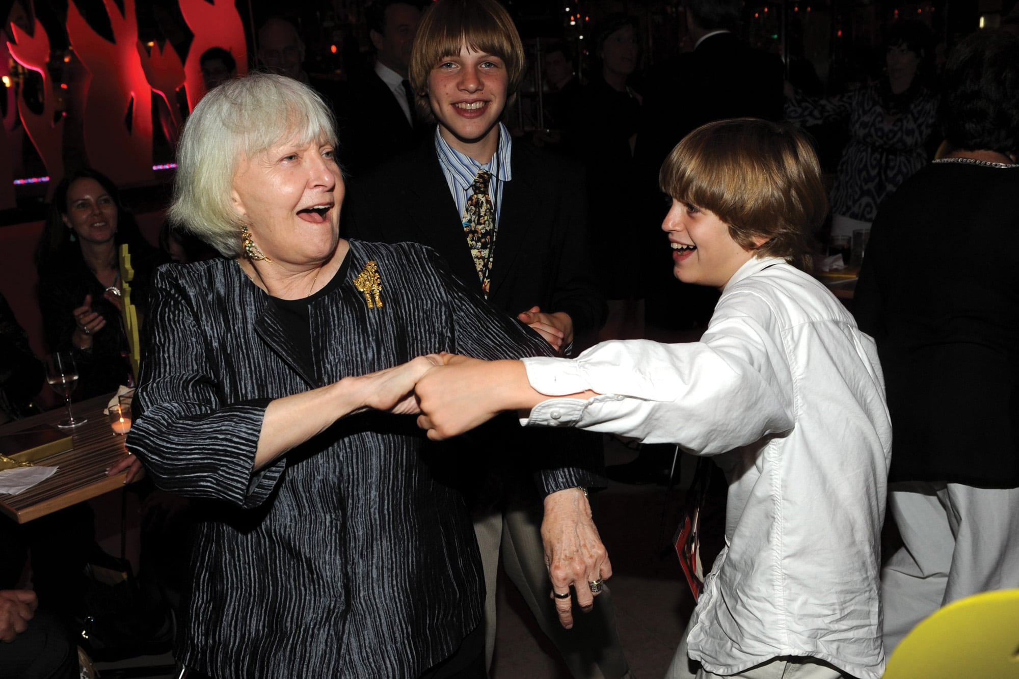 La actriz bailando con sus nietos