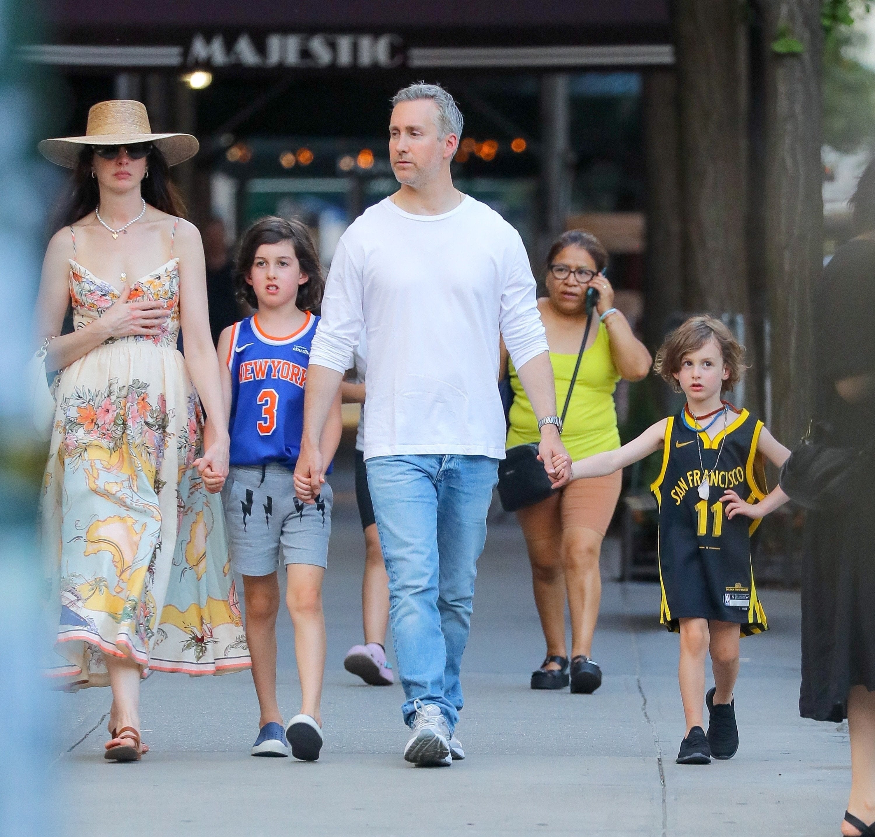 Anne Hathaway respondió a los insólitos rumores que la acusan de llevar adelante un falso embarazo 7 Anne junto a su familia