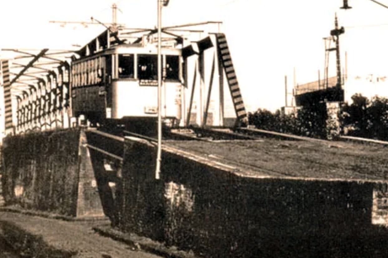 Por el Puente Ciudad de La Paz pasaba antiguamente el tranvía; está hecho de acero remachado al estilo inglés