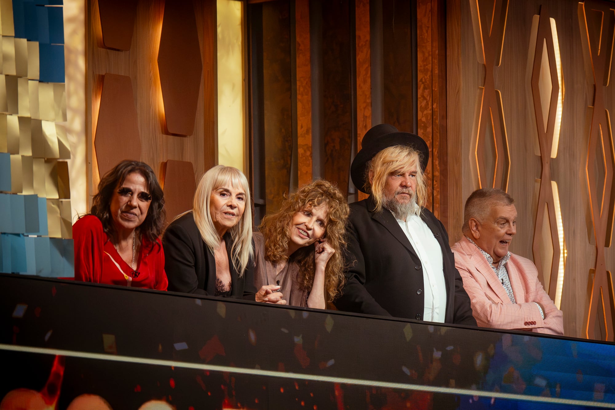 Desde el balcón, Julia Calvo, Claudia Villafañe, Esther Goris, Walas y Luis Ventura alentaron a los finalistas