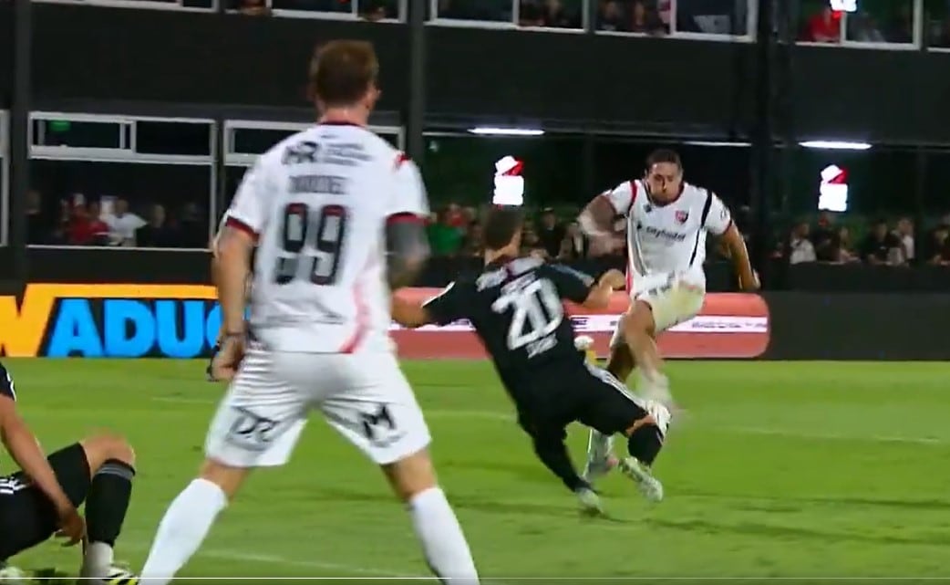 Del penal sancionado para Newell’s ante Riestra al delantero que sacó la pelota de la cancha: los dos siguen mal