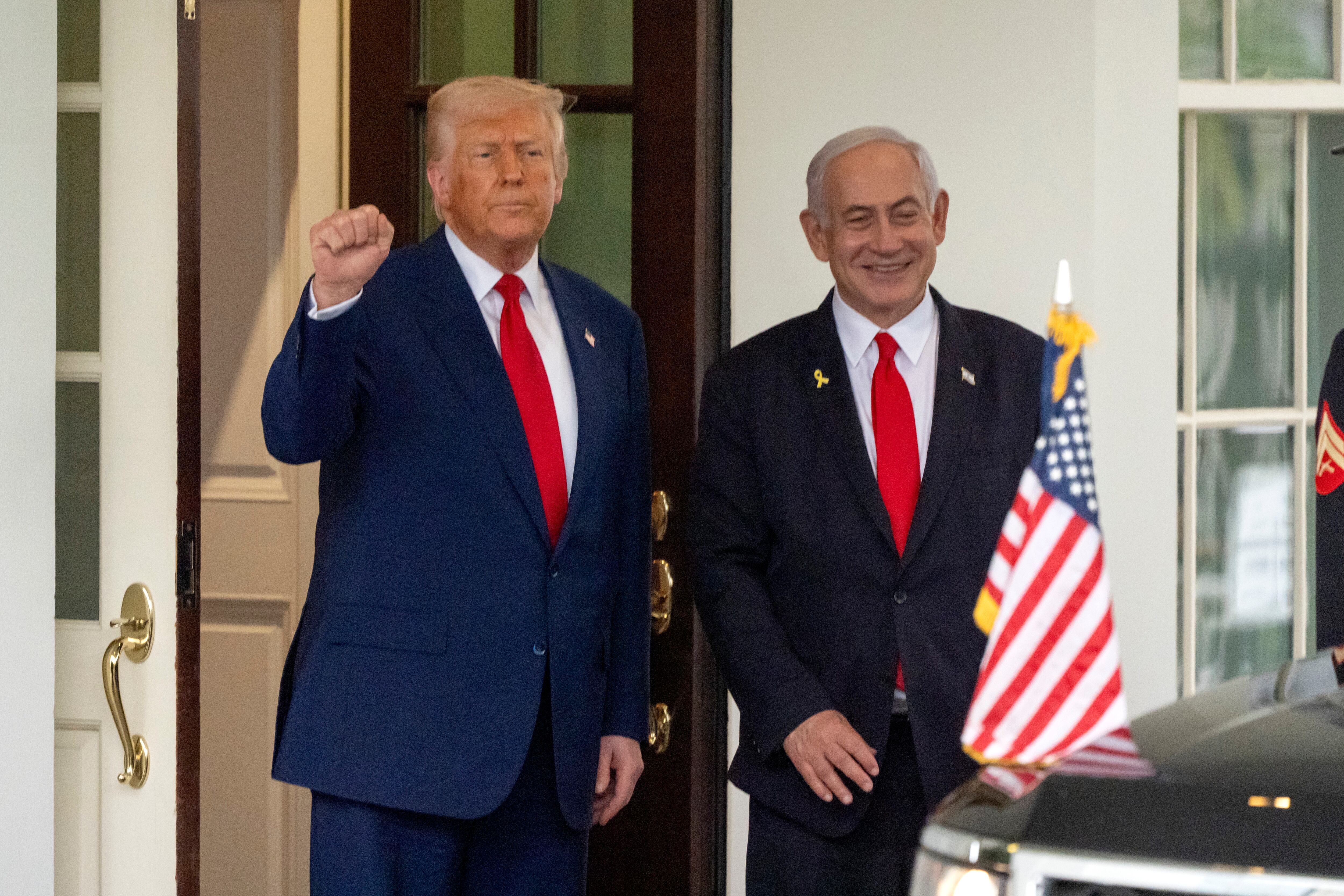 ARCHIVO - El presidente de Estados Unidos, Donald Trump, a la izquierda, junto al primer ministro de Israel, Benjamin Netanyahu, en el Ala Oeste de la Casa Blanca, el 7 de abril de 2025 en Washington. (AP Foto/Mark Schiefelbein, Archivo)