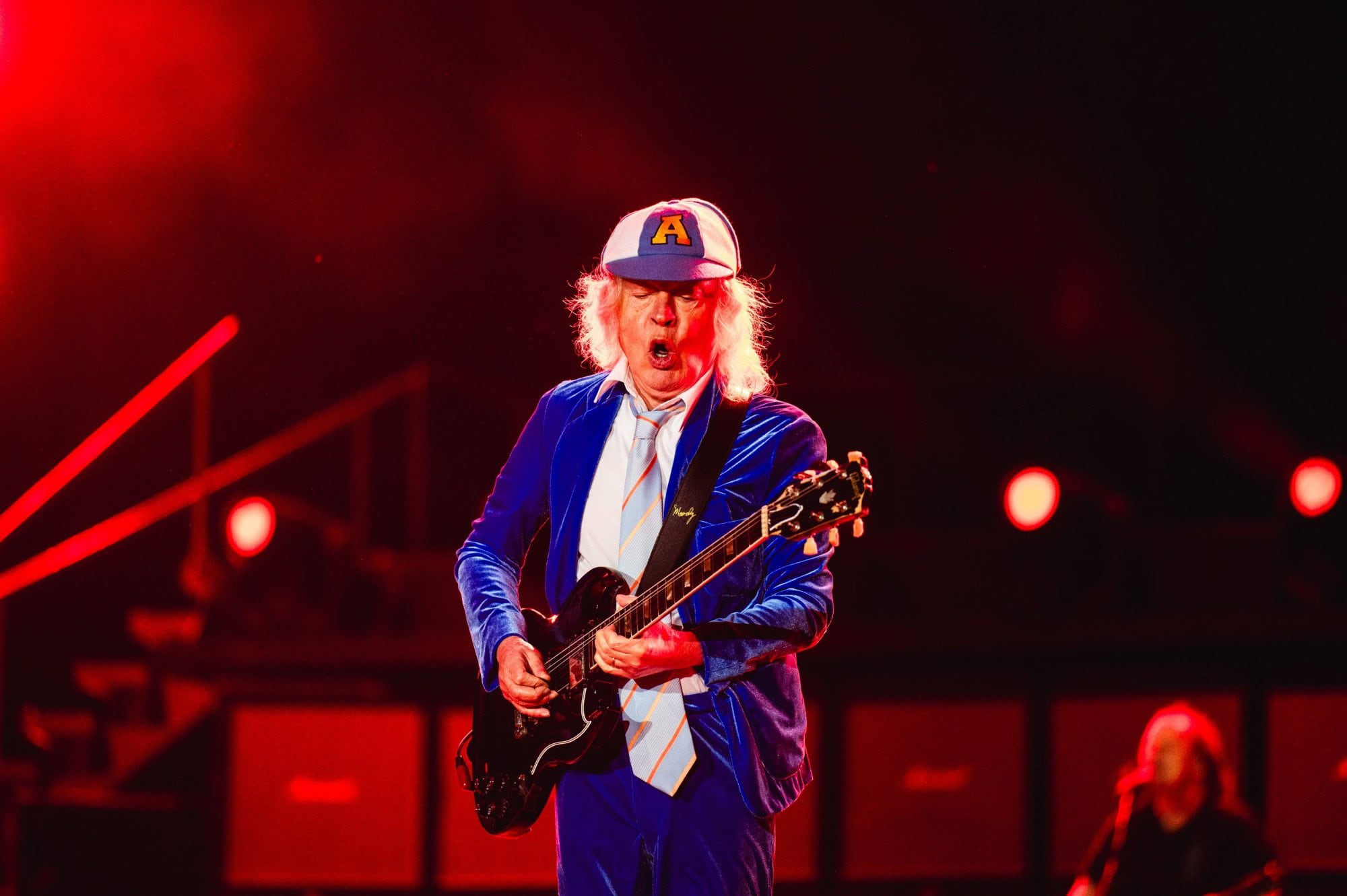 Angus Young, de 70 años, sigue siendo el alma de AC/DC