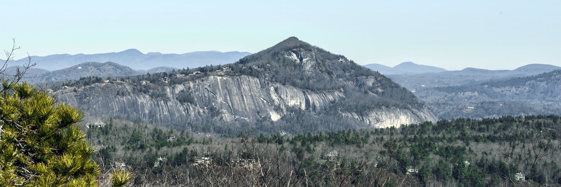 Un lugar destacado es Whiteside Mountain, una formación rocosa con un sendero circular (https://www.highlandschamber.org/)