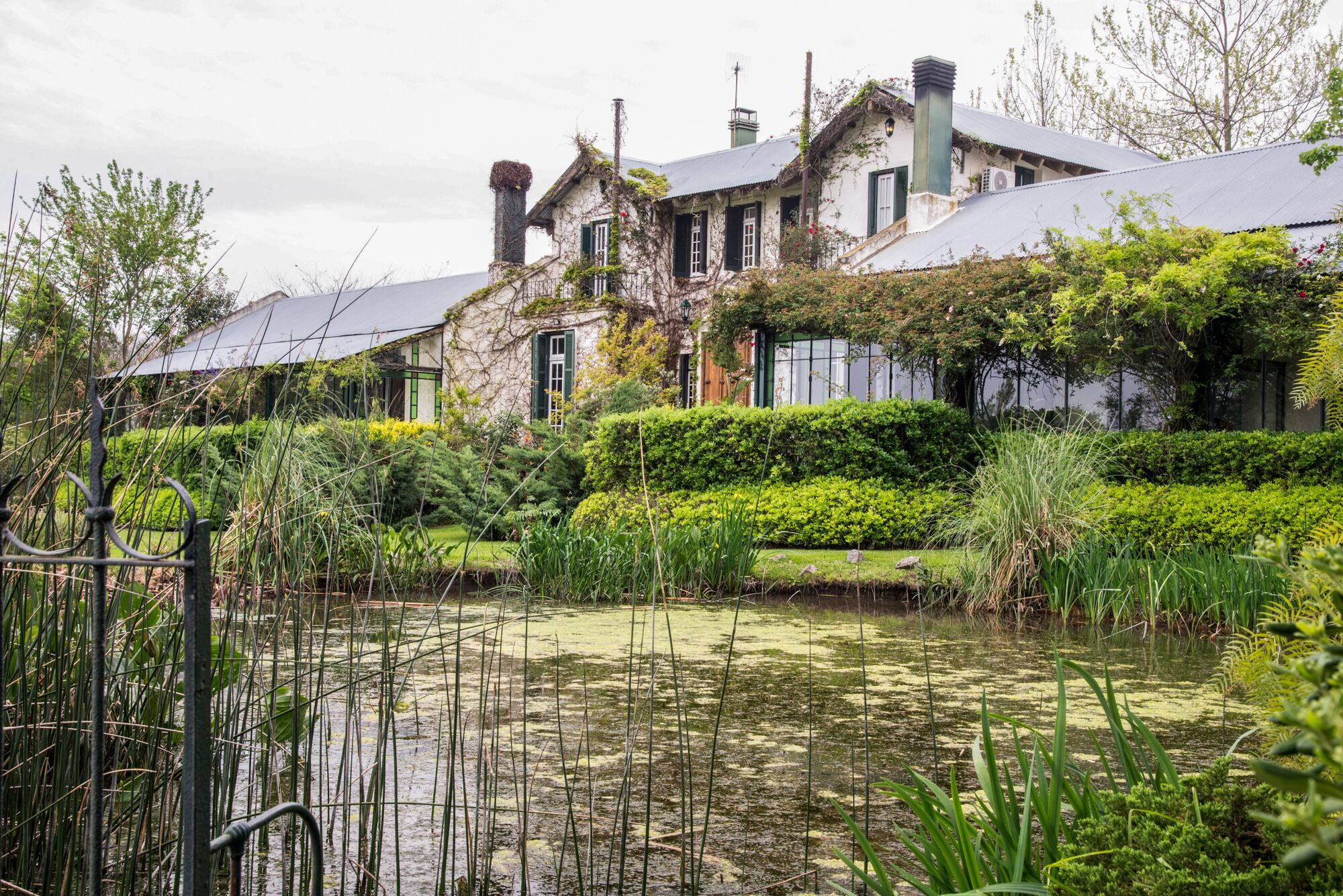 La construcción de la casa fue inspirada en las casas inglesas de los 900, con todos los toques contemporáneos de una propuesta hotelera que no resigna calidez.